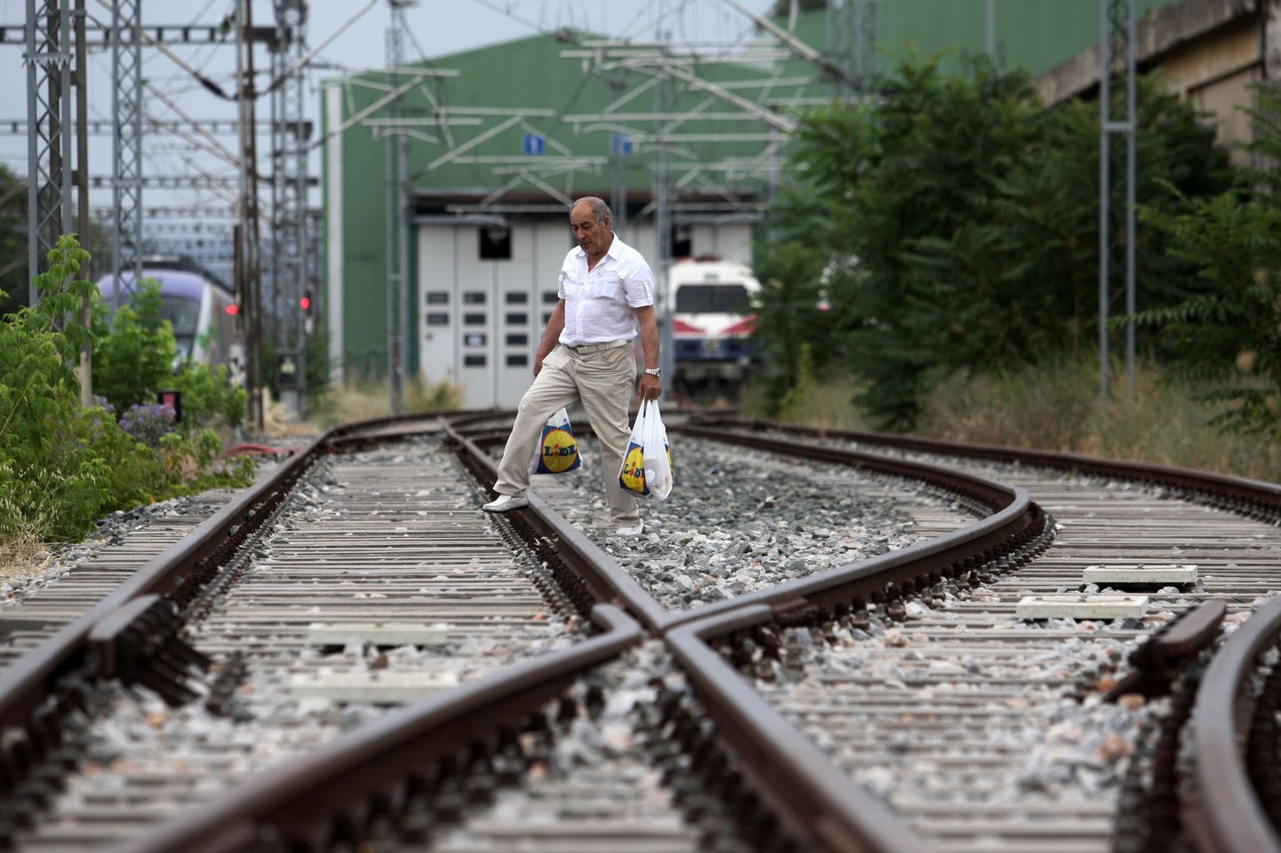 Kreeka mees ületamas raudteed. Ateenas on käimas ööpäeva pikkune transporditöötajate streik.