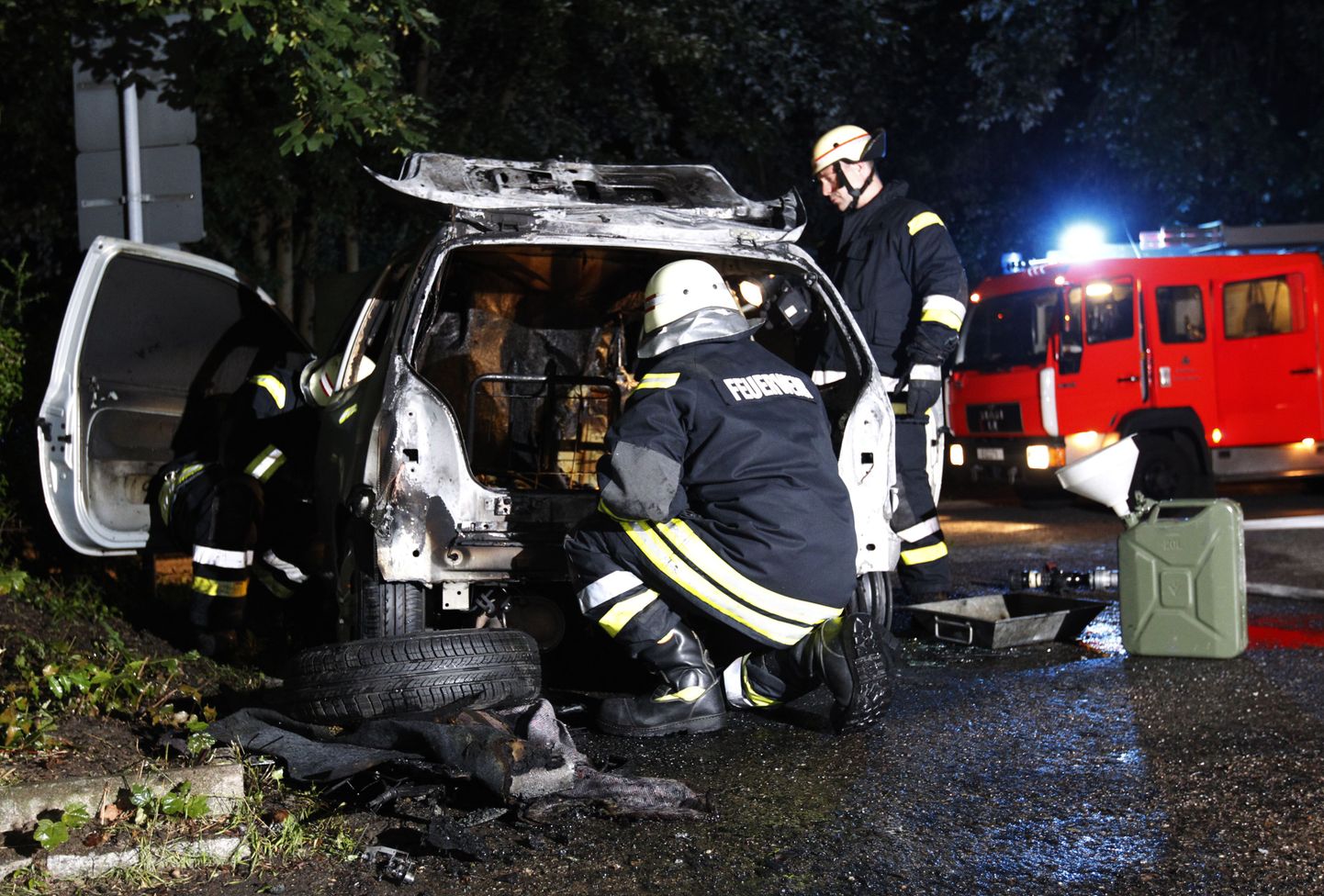 Saksa tuletõrjujad uurivad Berliinis üht järjekordset põlenud autot.