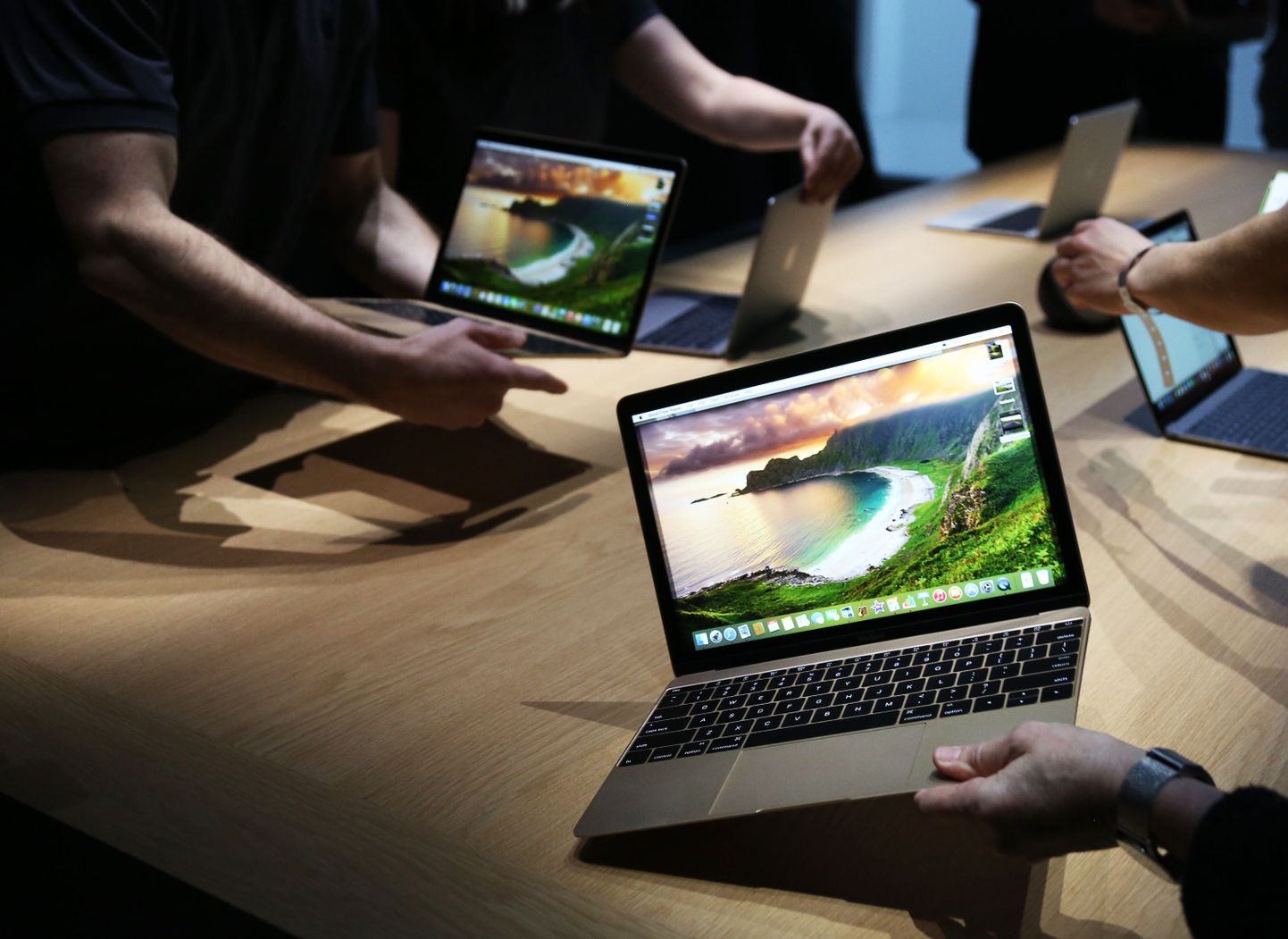 Apple's new MacBooks are displayed following an Apple event in San Francisco, California March 9, 2015.   REUTERS/Robert Galbraith (UNITED STATES  - Tags: SCIENCE TECHNOLOGY BUSINESS)