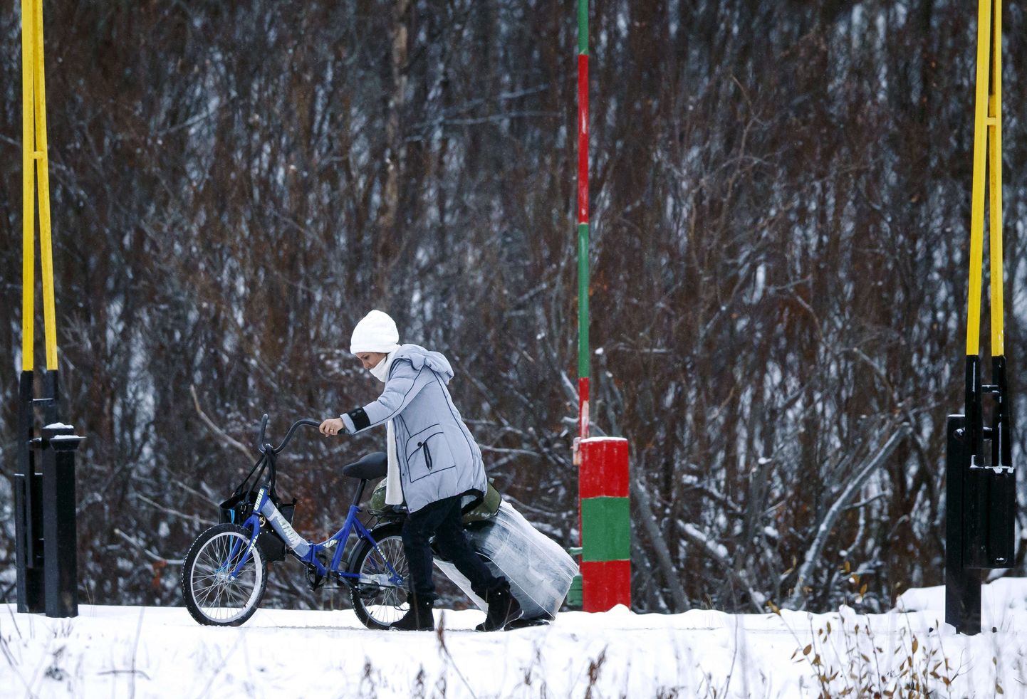 Novembris Venemaalt Skandinaaviasse tahtev migrant ületab piiri koos jalgratta ja reisikohvriga.
