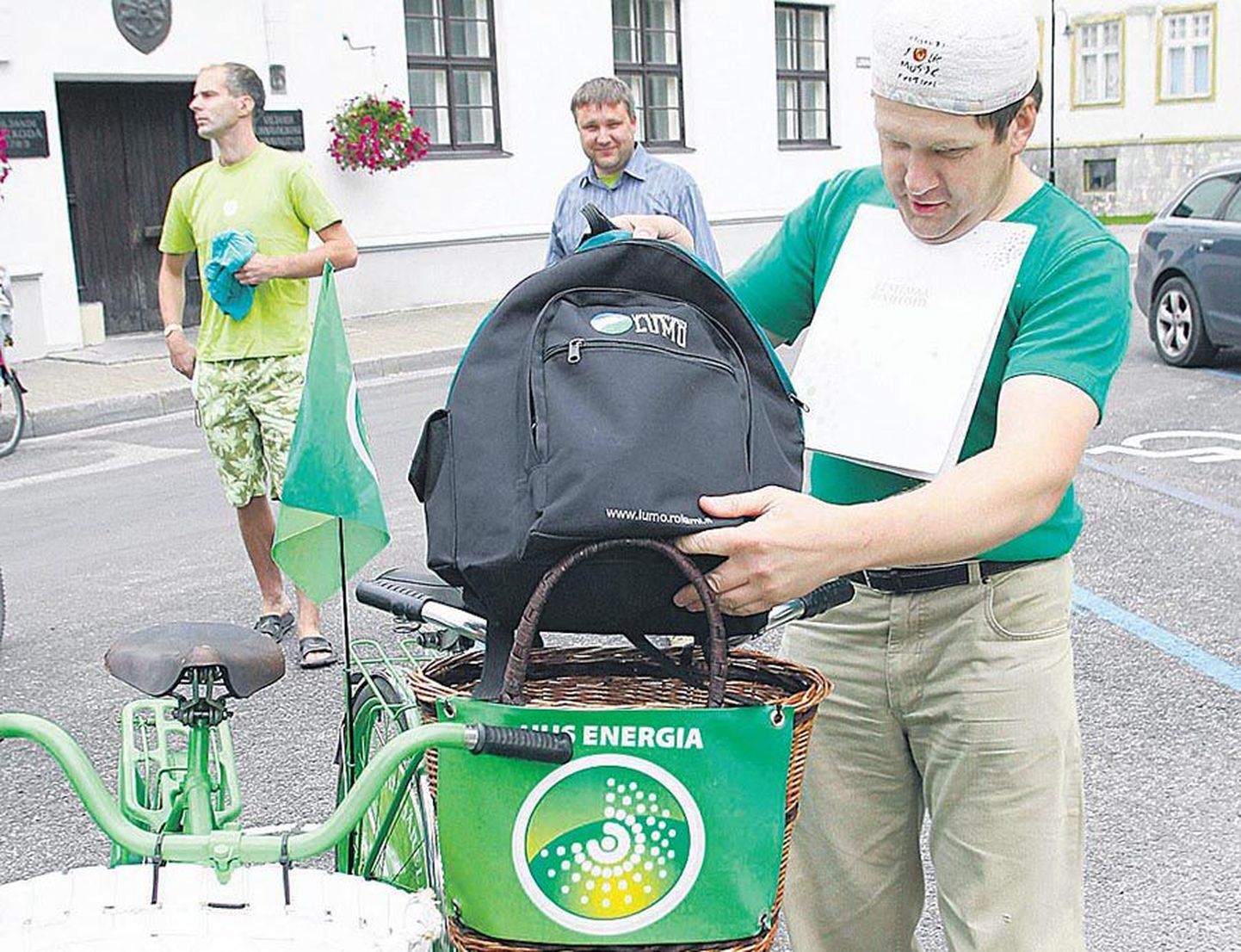 Rohelised viisid valimisdokumendid raekotta jalgrattal.