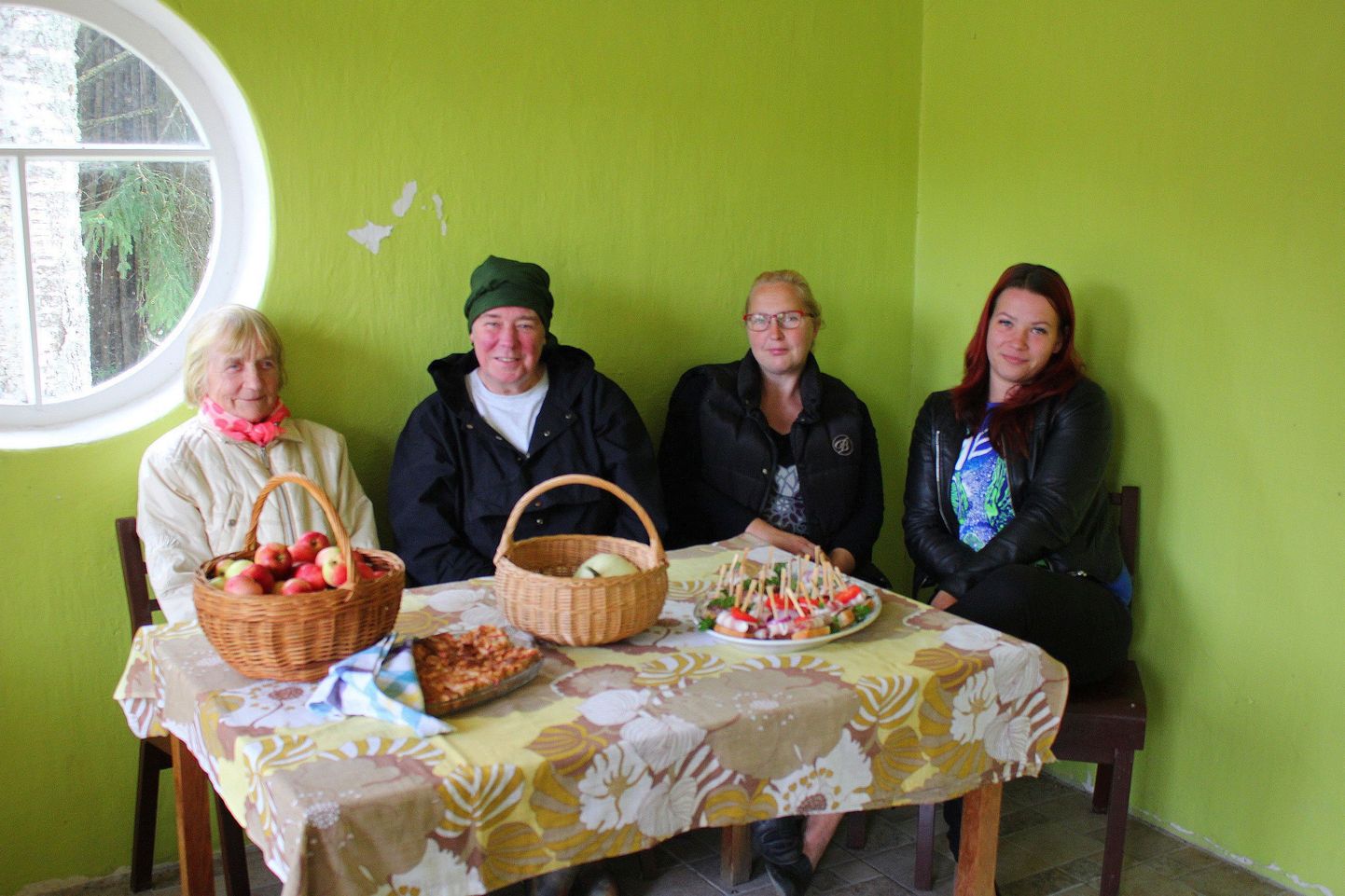 Rulli küla südameks olevas bussijaamas tervitasid ajakirjanikku suupistete ja õunakoogiga kaetud laua taga Valli Kuus (vasakult), Anne Pehka, Tiina Tootmaa ja Leelia Ojamets.
