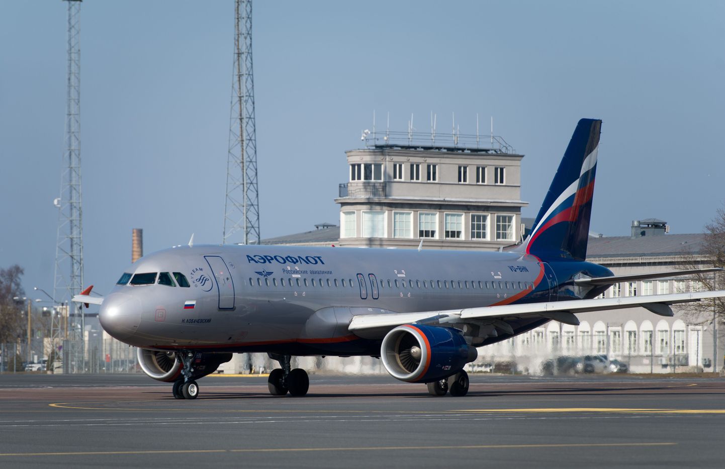 Venemaa lennunduse esinumbri Aerofloti lennuk Tallinna lennujaamas. Kommersandi andmetel võidakse kolmandiku Venemaa pilootide lennuload koolitusandmete võltsimise ettekäändel tühistada.
