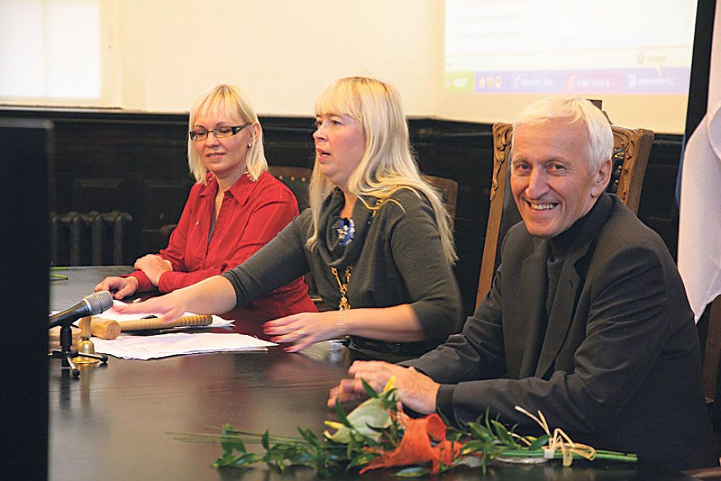 Pärnu linnavolikogu aseesimees Irina Talviste, esimees Krista Nõmm ja aseesimees Einar Kelder.