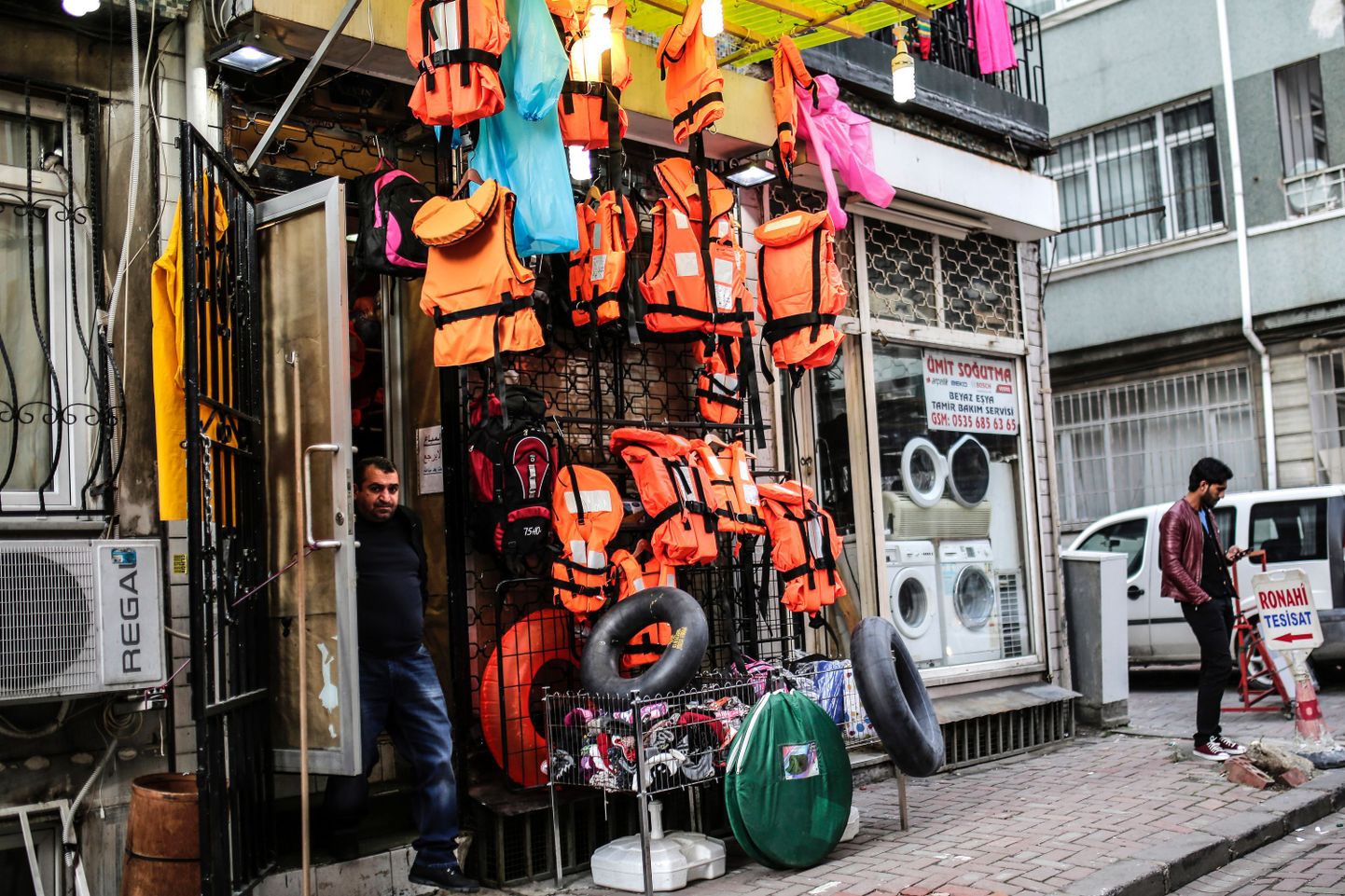 Türgi suurlinnas Istanbulis on kaupmehed migrandivoogudega kohandunud ja müügile on ilmunud muuhulgas päästevestid ja villased mütsid.