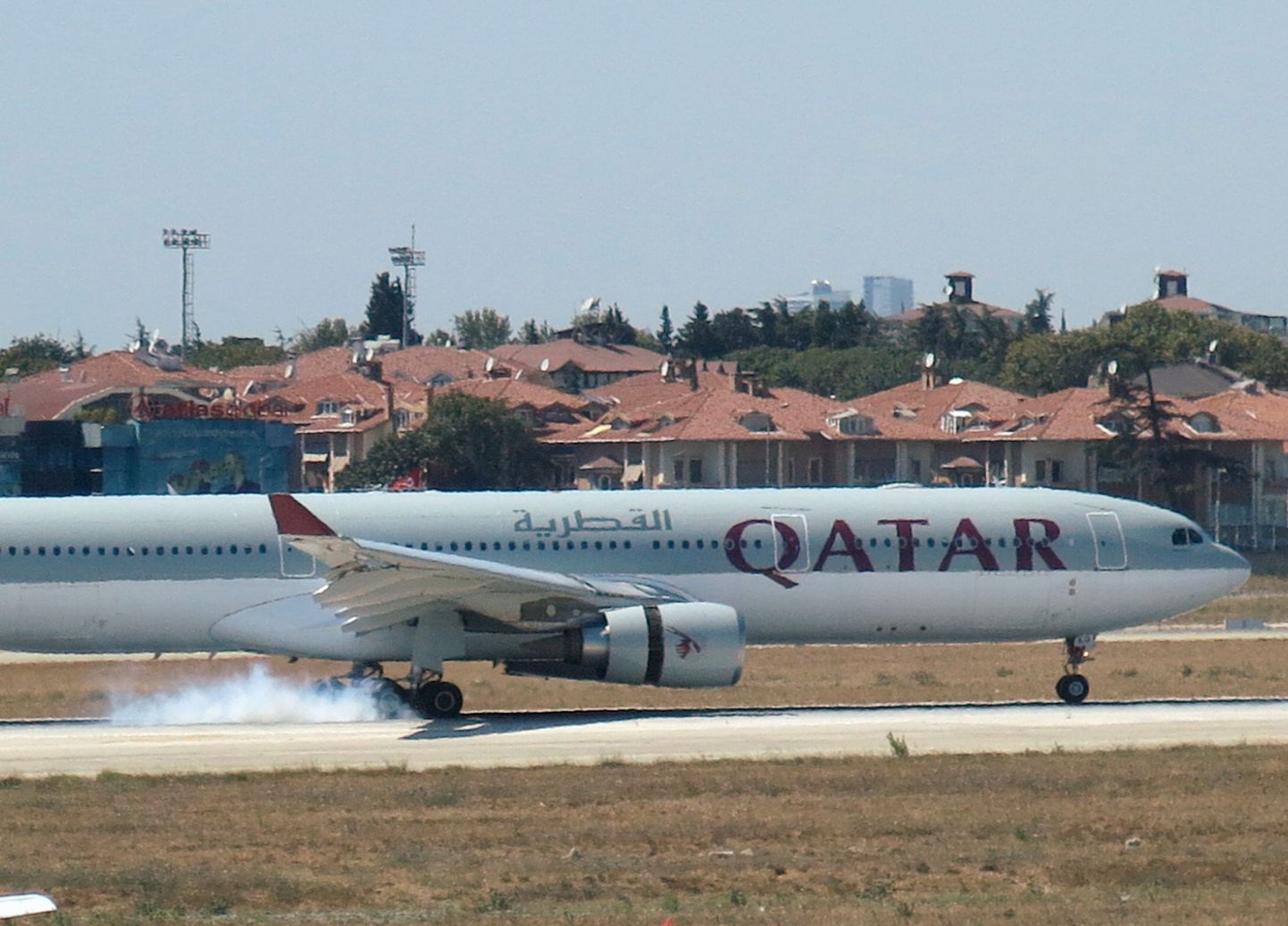 Qatar Airwaysi lennuk tegemas hädamaandumist Istanbulis