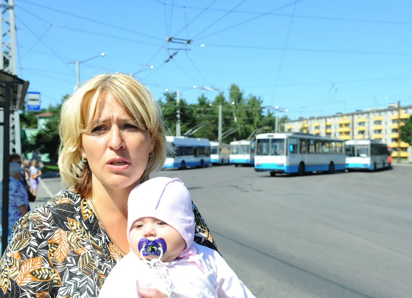 Светлана Куцур с ребенком на конечной остановке троллейбусов на улице Кескусе в Таллинне, где 11 мая на нее набросилась водитель троллейбуса.