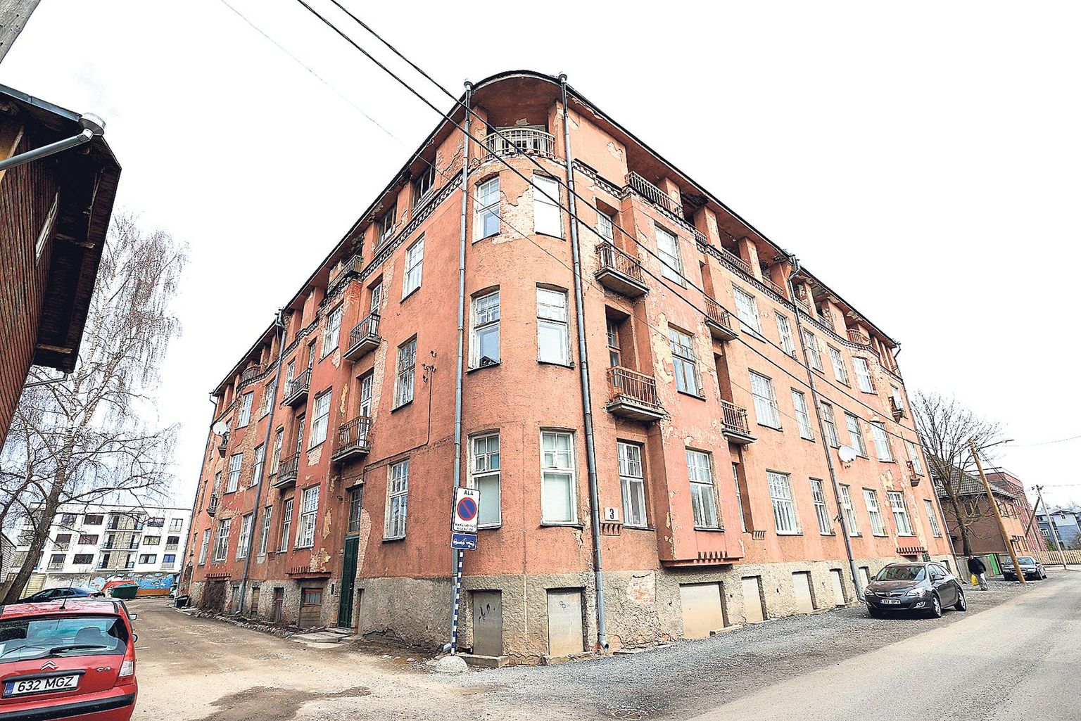 Tartu ärimees ja tööstur Jaan Maim lasi Tähtvere mõisnikult ostetud maale ehitada Vabriku 3 suure üürimaja, mis valmis arhitekt Georg Hellati projekti järgi. Endine majaelanik Emilie Võsu on meenutanud, et pärast sõda oli maja säilinud veel eestiaegsel kujul, hoone oli siis helekreemi värvi. All nurga peal oli piimapood, selle kõrval õllesaal, mis oli olnud peremehe oma. Õllesaali kõrval oli pesuköök ja majahoidja kahetoaline korter.