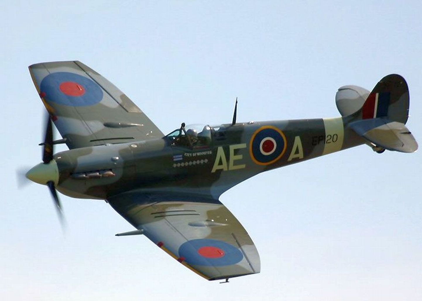Väljapanekus on Teise maailmasõja ajal Suurbritannia kohal Messerschmittile koha kätte näidanud hävitaja Spitfire.