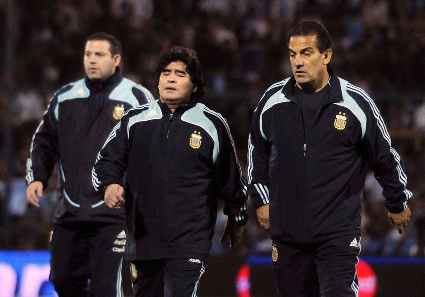 Näoilme ütleb rohkem kui tuhat sõna: Diego Maradona (keskel) oli pärast igipõlisele rivaalile Brasiiliale 1:3 kaotatud mängu põhjusega tujust ära. Hoolealused mängisid nigelalt.