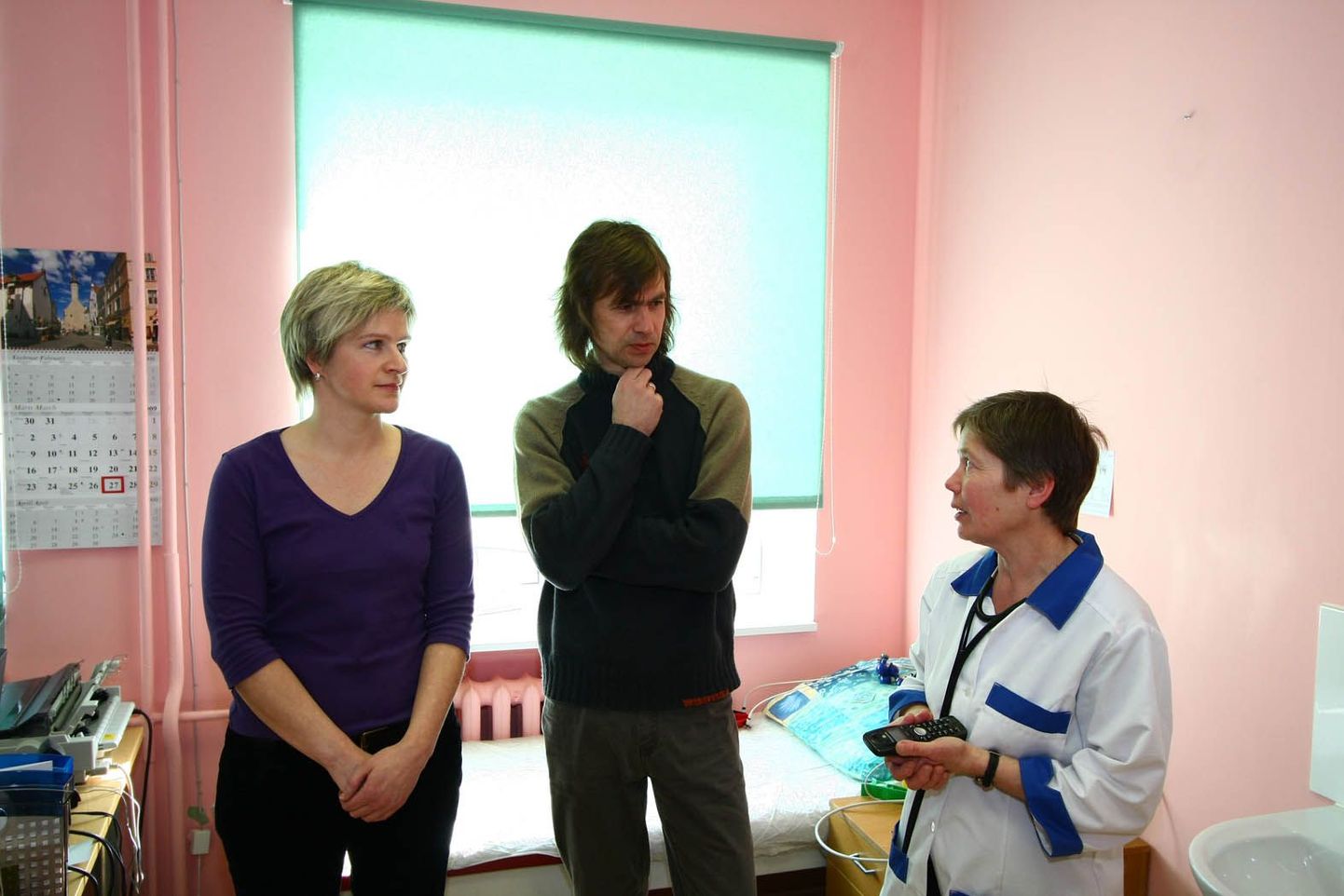 Anu Lepp (vasakult), Madis Tiik ja Ene Väärsi mõned aastad tagasu Tõlliste valla arstiabikorralduse üle arutlemas.