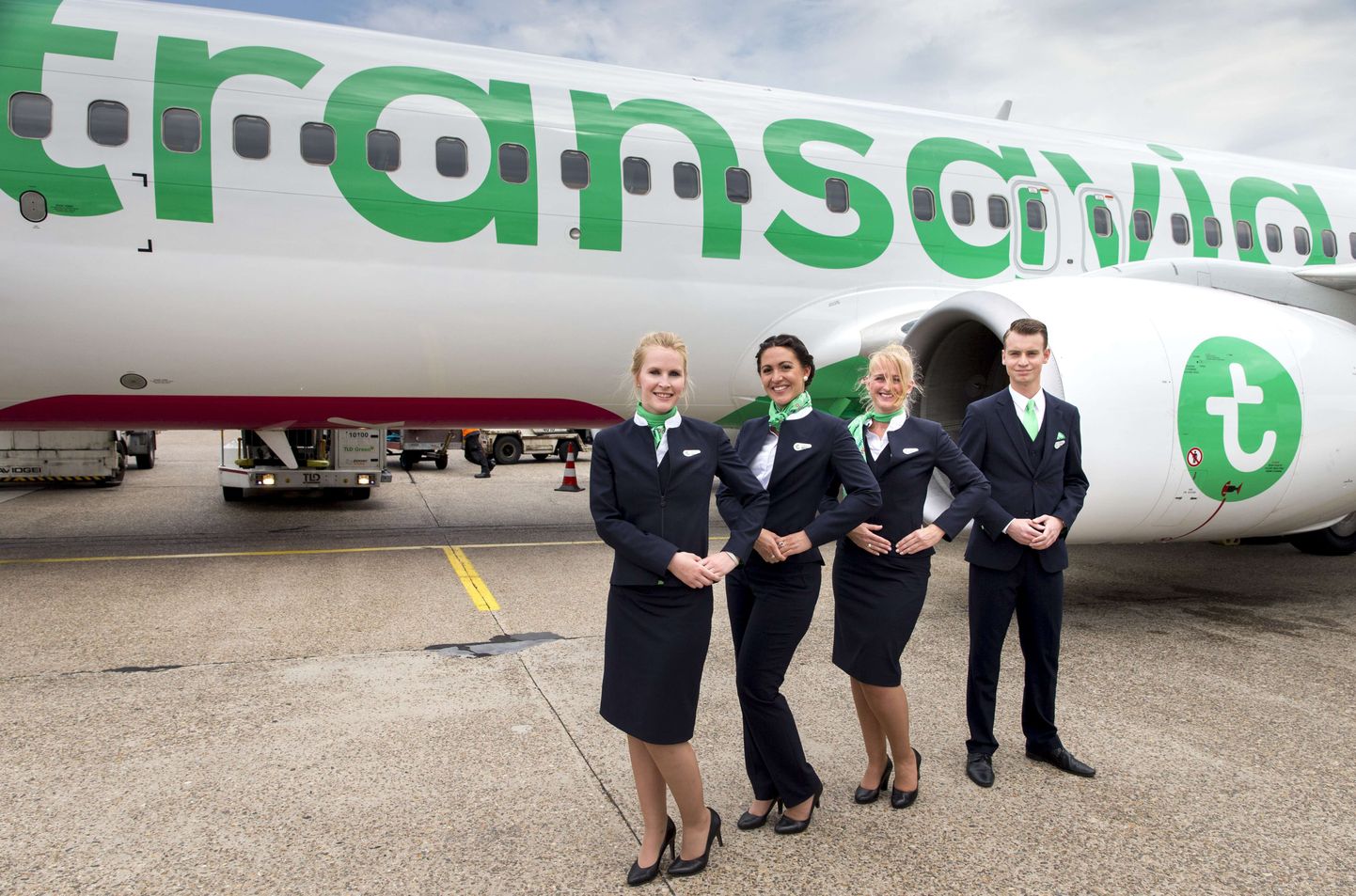 Стюардессы и стюард авиакомпании Transavia