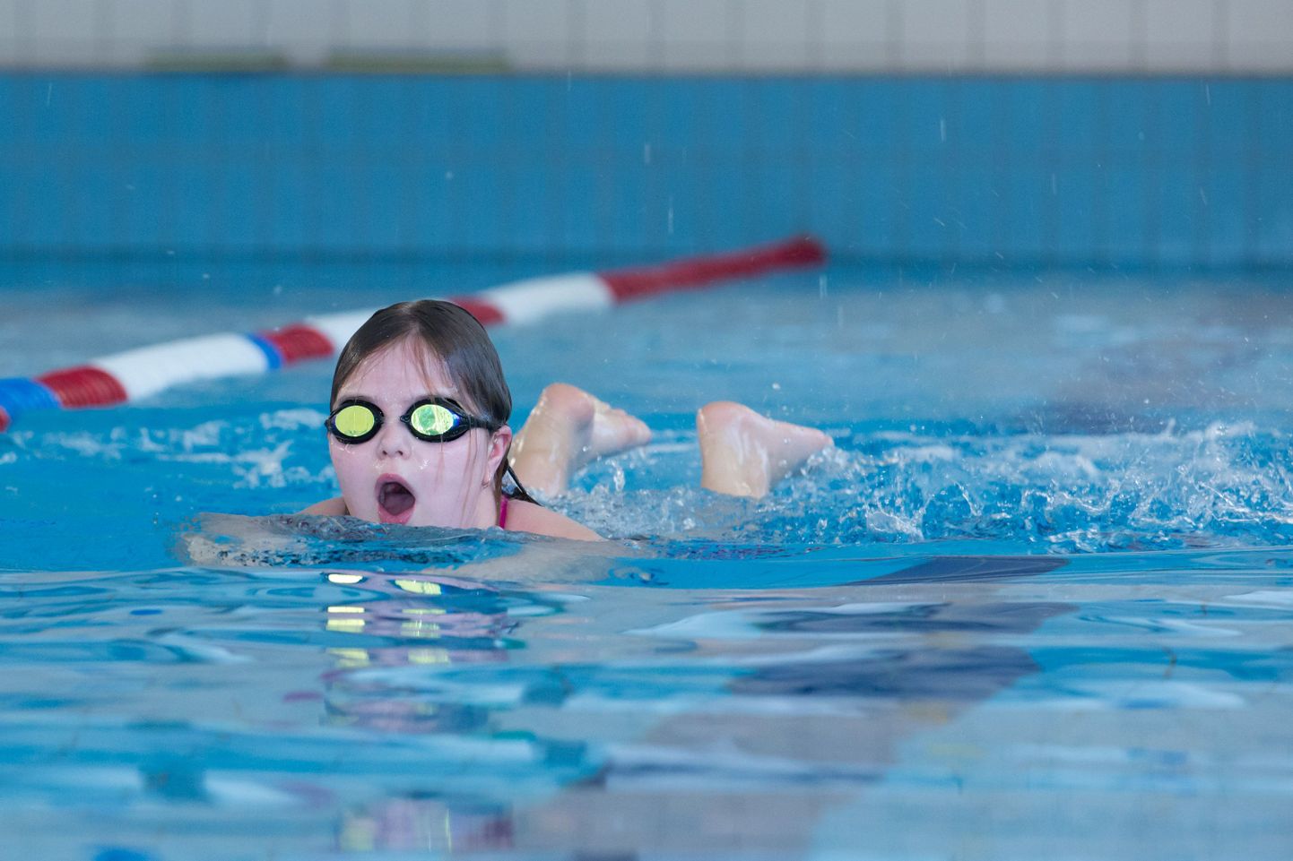 2015. aastal läbi viidud uuringu kohaselt ei ole praegu põhikooli riiklikus õppekavas kirjeldatud ujumise algõpetuse taotletavad tulemused laste ujuma õpetamiseks piisavad. Foto on illustreeriv.