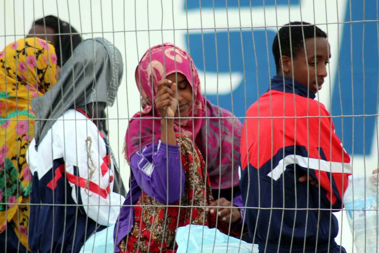 Migrandid Lampedusa vastuvõtukeskuses.