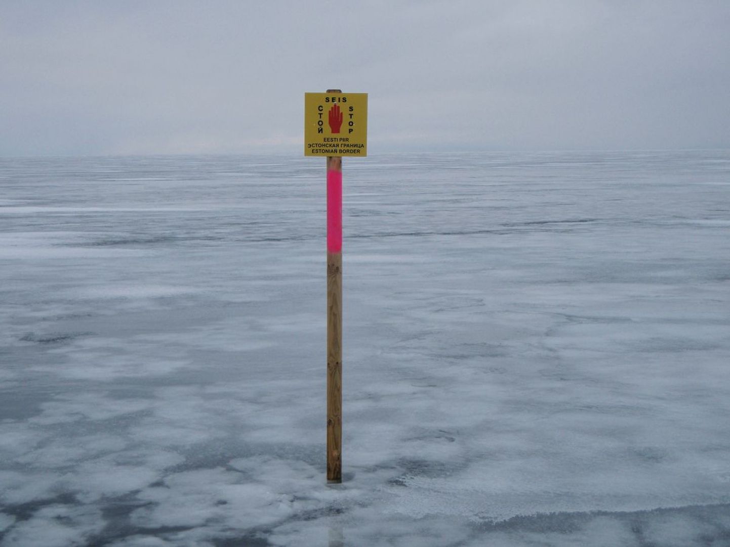 Riigipiiri tähistus Peipsi järvel, millest kaugemale minek on keelatud.
