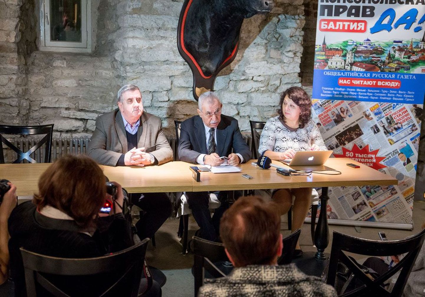Джульетто Кьеза вместе с представителями медиаклуба «Импрессум» Игорем Тетериным и Галиной Сапожниковой на пресс-конференции.