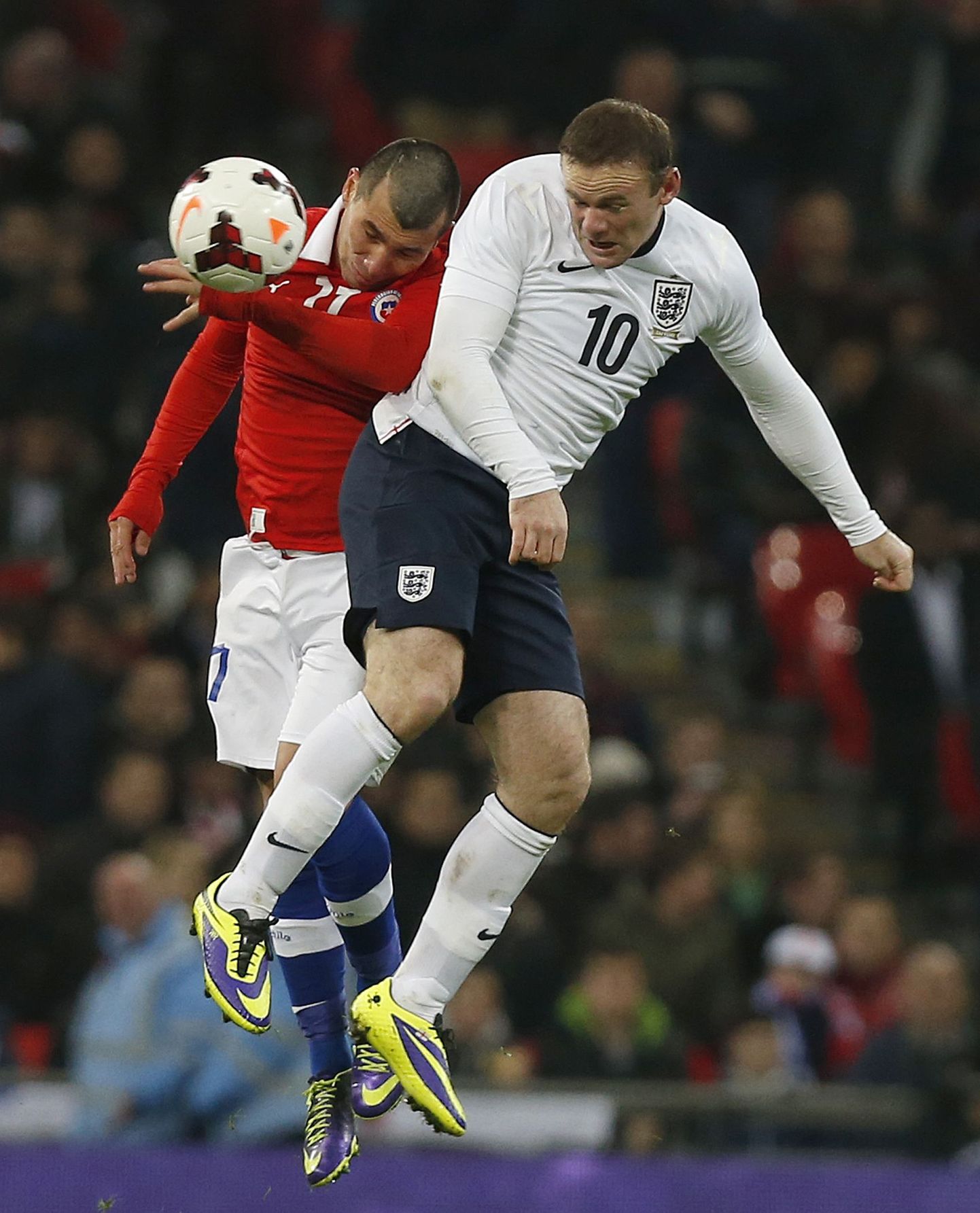 Wayne Rooney (paremal) Inglismaa koondise särgis.