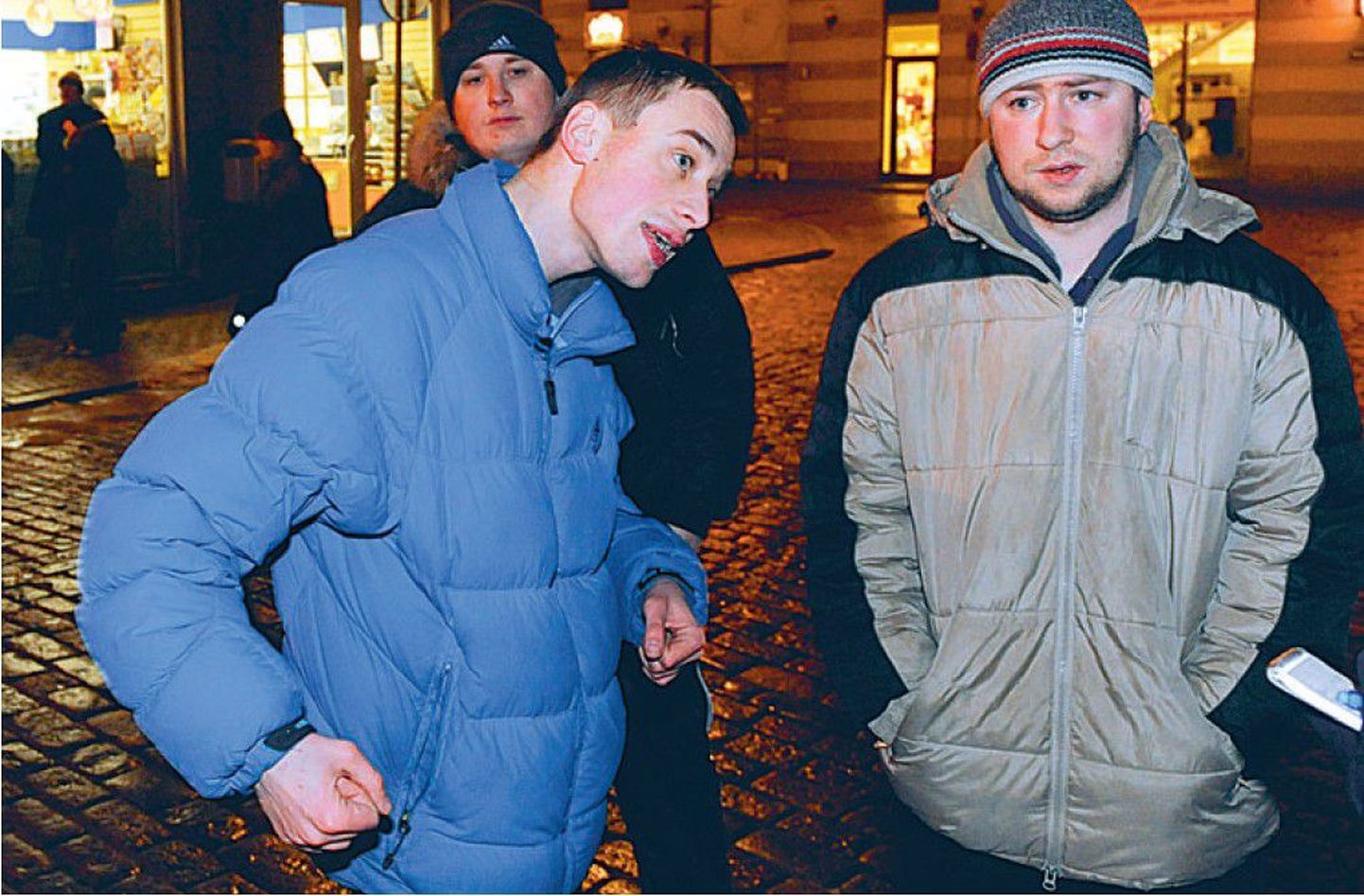 Eile õhtul Riia vanalinnas juhtunust rääkinud meeleavaldajad Eduard (vasakult), Igor ja Arseni ei kõhelnud fotograafi ees poseerimast.