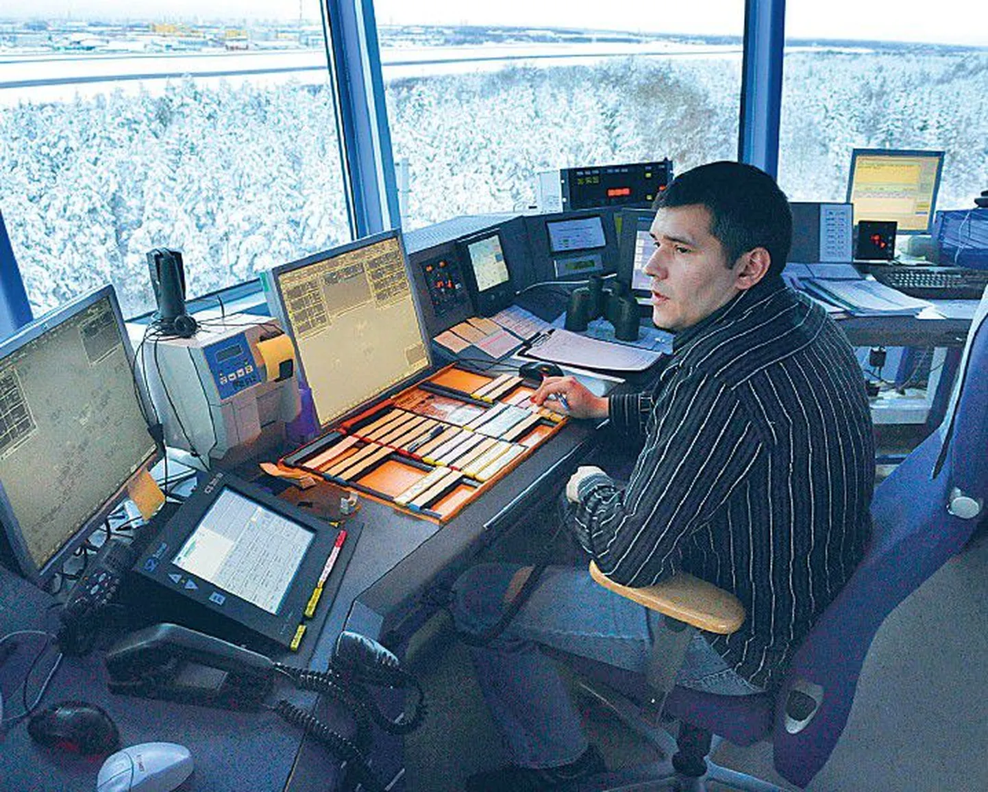 Марек Юрна руководит движением самолетов из башни и дает разрешение на использование взлетно-посадочной полосы.