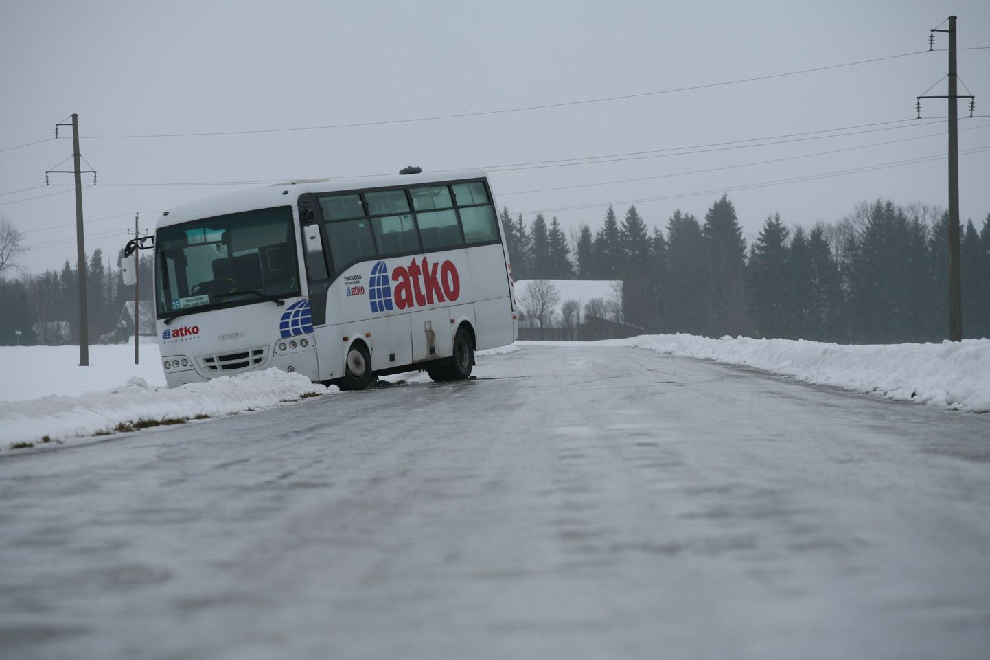 Автобус съехал в кювет около поселка Водья.