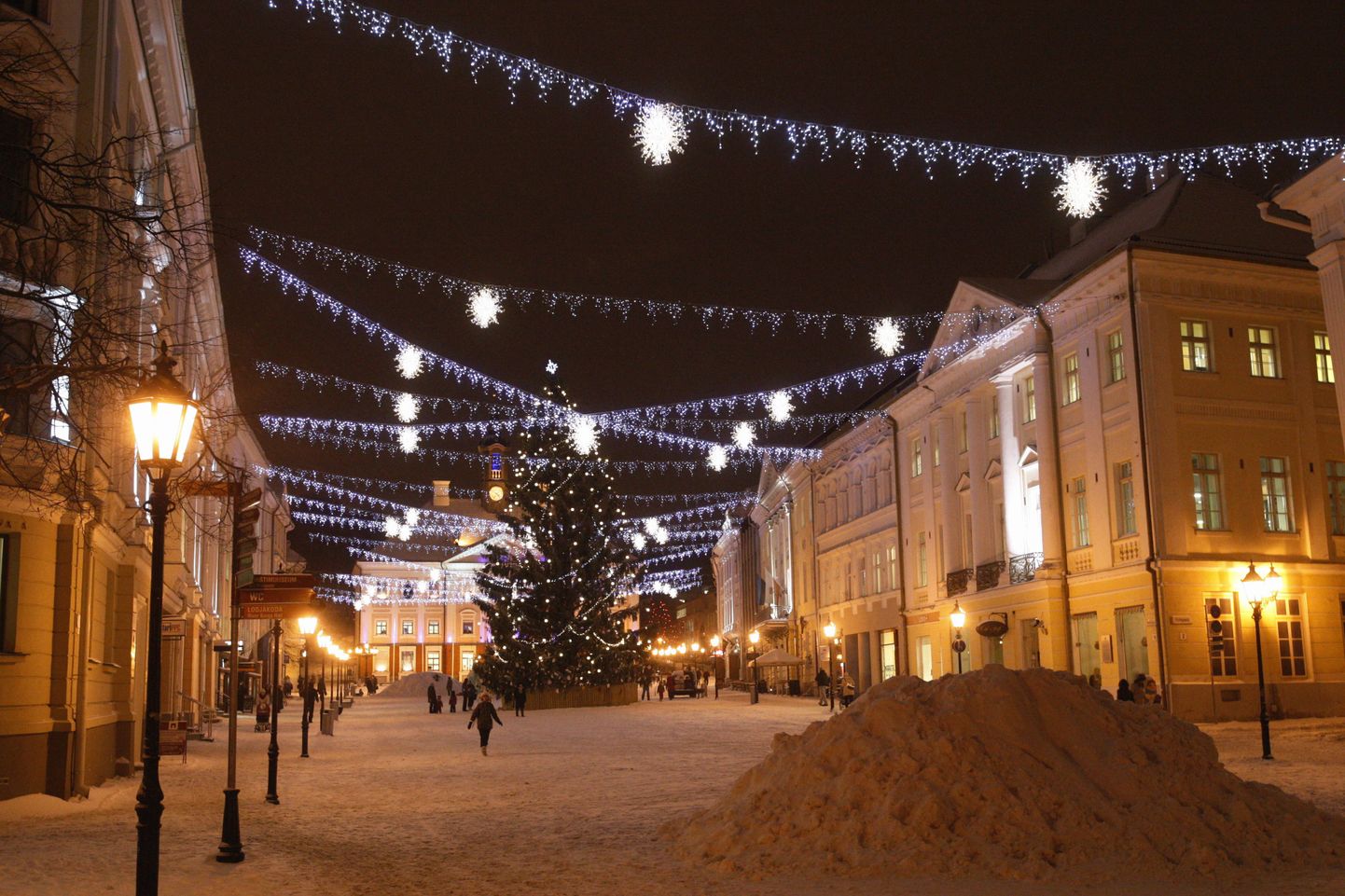 Tartu jõulukaunistused 2012.aastal.
Pildil Raekoja plats.