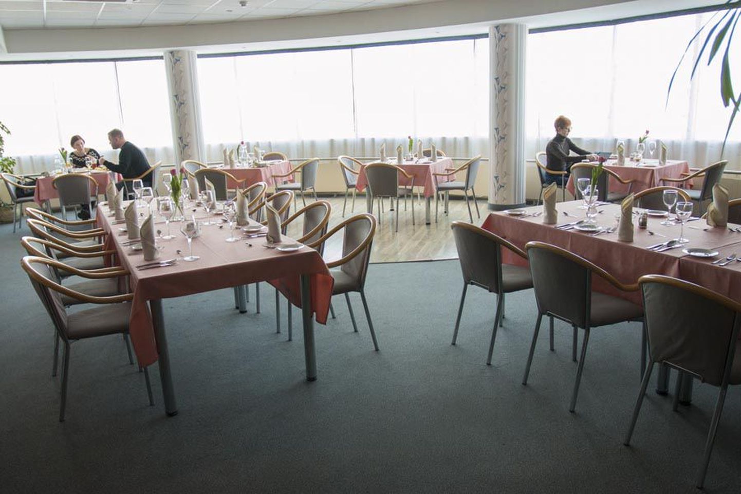 Hiljuti restoranist Cassata tühjaks jäänud ruumides avatakse täna juba uus söögikoht, restoran Retro.