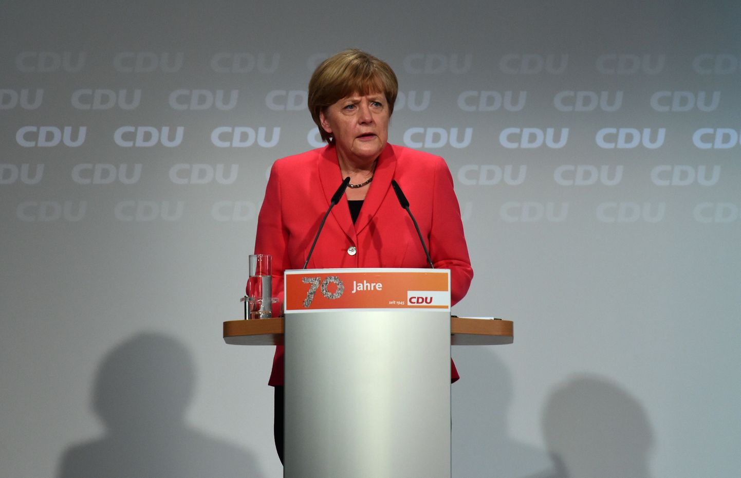 Saksa kantsler Angela Merkel täna oma erakonna ees esinemas.