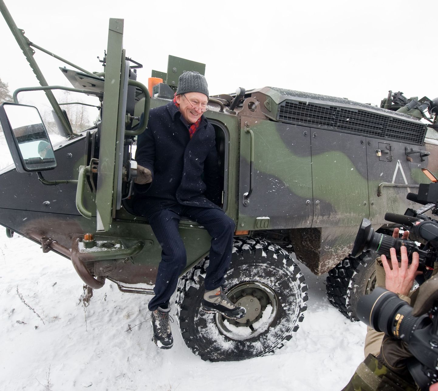 Министр обороны Эстонии Яак Аавиксоо осматривает недавно приобретенный бронетранспортер.