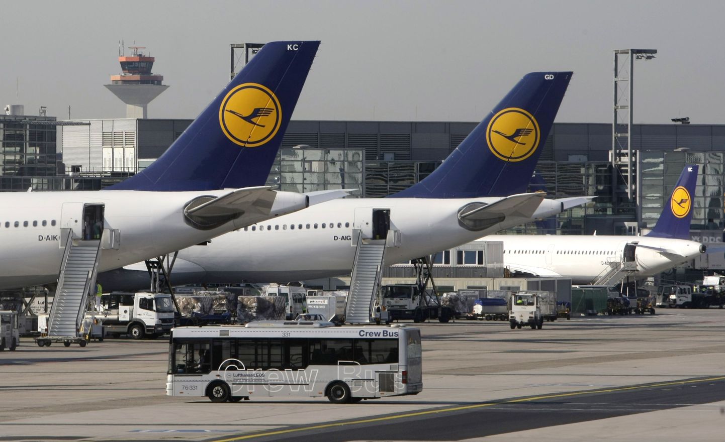 Lufthansa lennukid Frankfurdi lennuväljal. Esiplaanil lennuväljabuss.