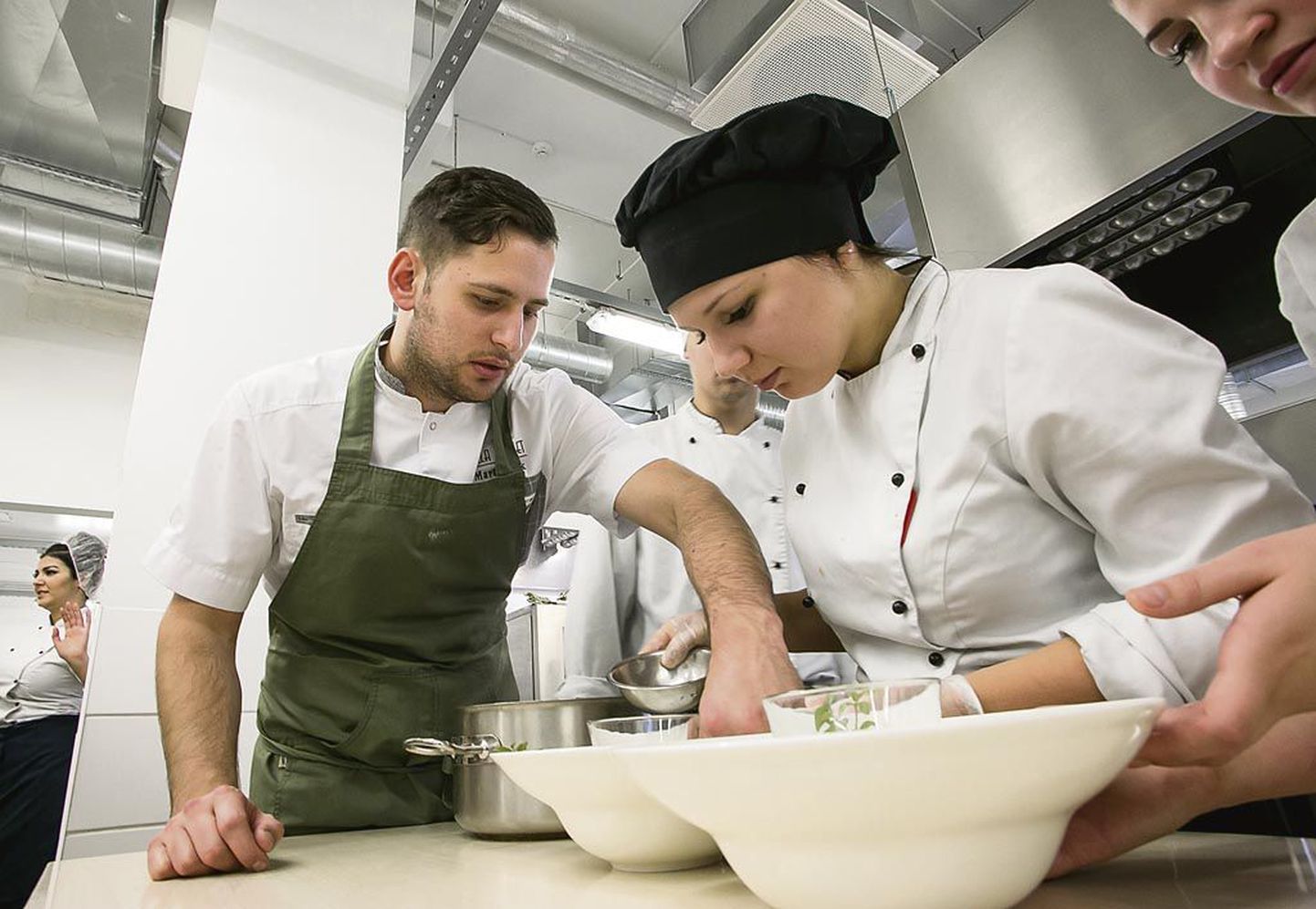 Villa Wesseti peakokk Mart Kukk juhendas õpilasi toiduvalmistamisel ja roogade taldrikutele asetamisel.