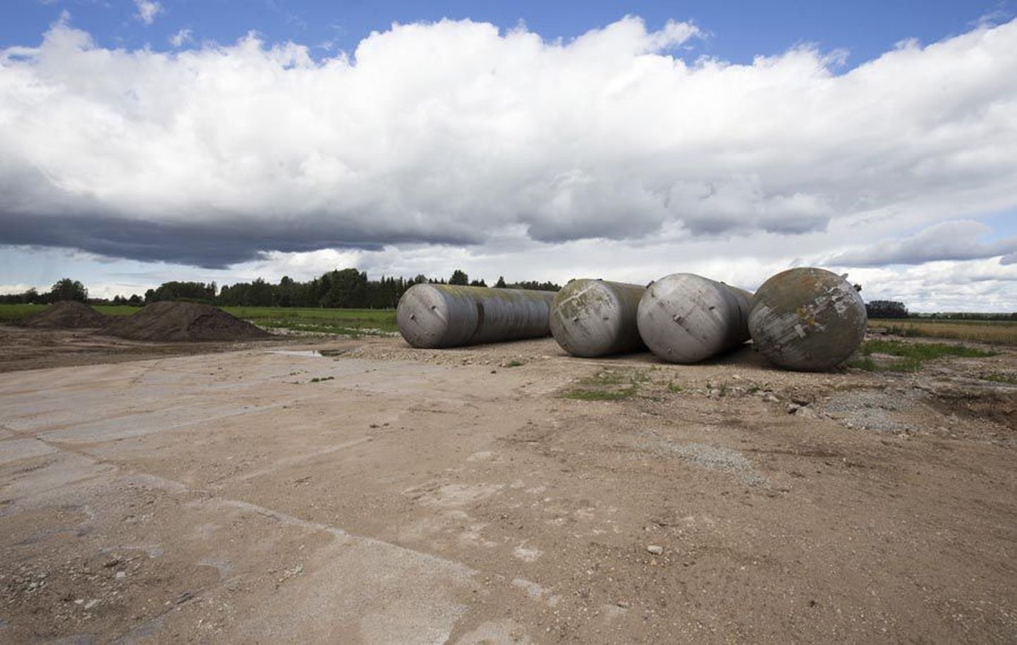 Aastakümneid Viljandi külje all Pärnu maantee ääres seisnud Rebase karjalaut on nüüdseks lammutatud. Gaasiballoonide täitejaam hakkab selle asemele kerkima ilmselt tuleva aasta kevadel.