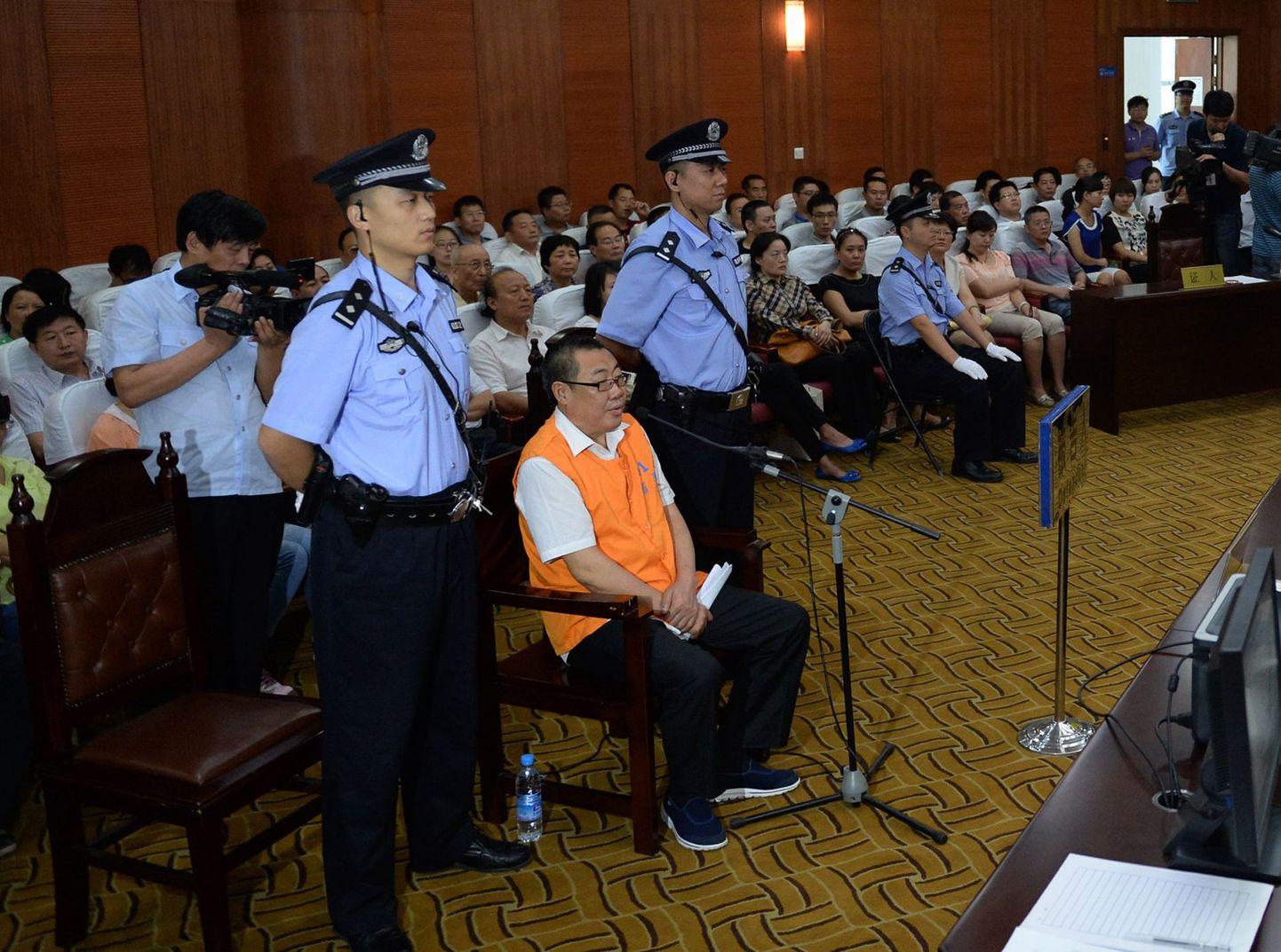 Hiina Shaanxi provintsi ametnik Yang Dacai kohtu all 250,000 jüaani suuruse pistise vastu võtmise eest.