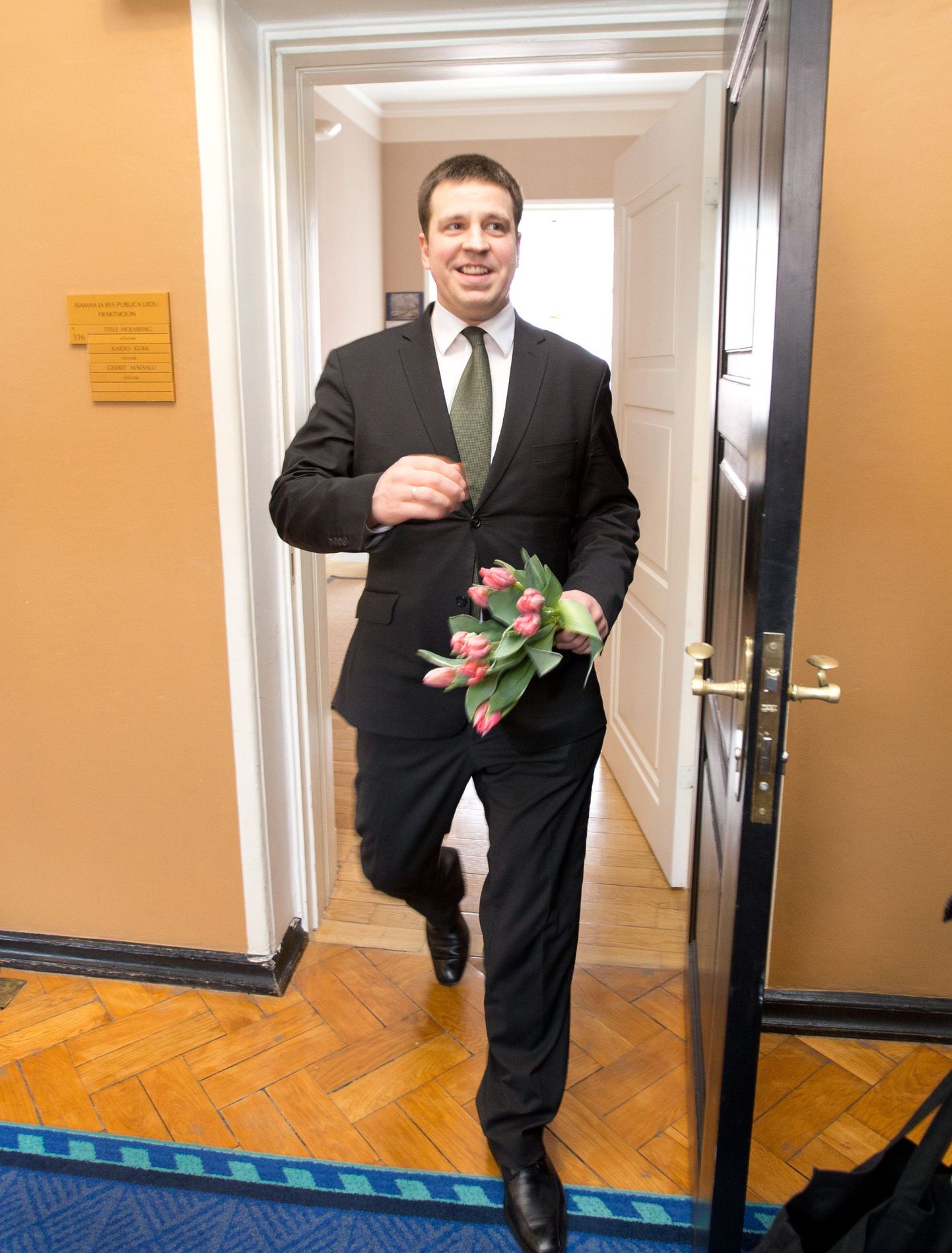 Jüri Ratas naistepäeval lilledega riigikogus