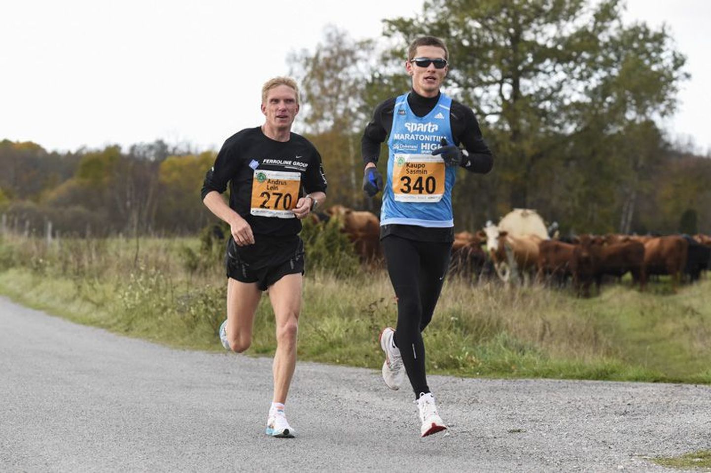 Andrus Lein (vasakul) konkurendiga Saaremaal kolme päeva ­jooksul kilomeetreid mõõtmas.