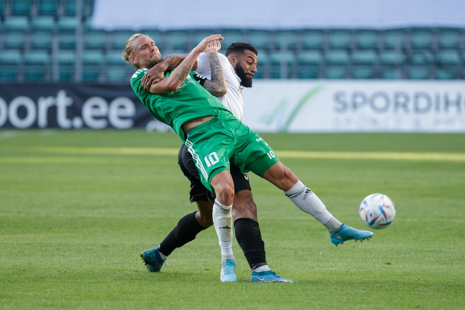 FCI Levadia katen Brent Lepistu (rohelises) vastase haardes.