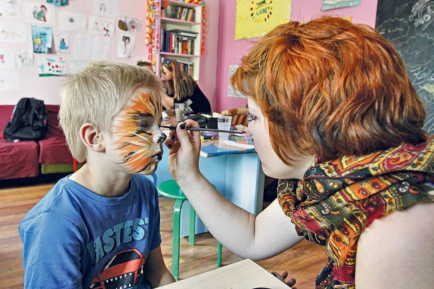 Karlova festivali avapäeval said lapsed Tähe noorteklubis näomaalinguid teha. Pildil õpitoa juhendaja Liisbet Rooma ja 8-aastane Rasmus Ratnik.