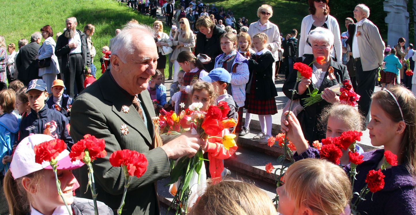 Leedu koolilapsed 9. mail sõjaveteranidele punaseid nelke andmas.