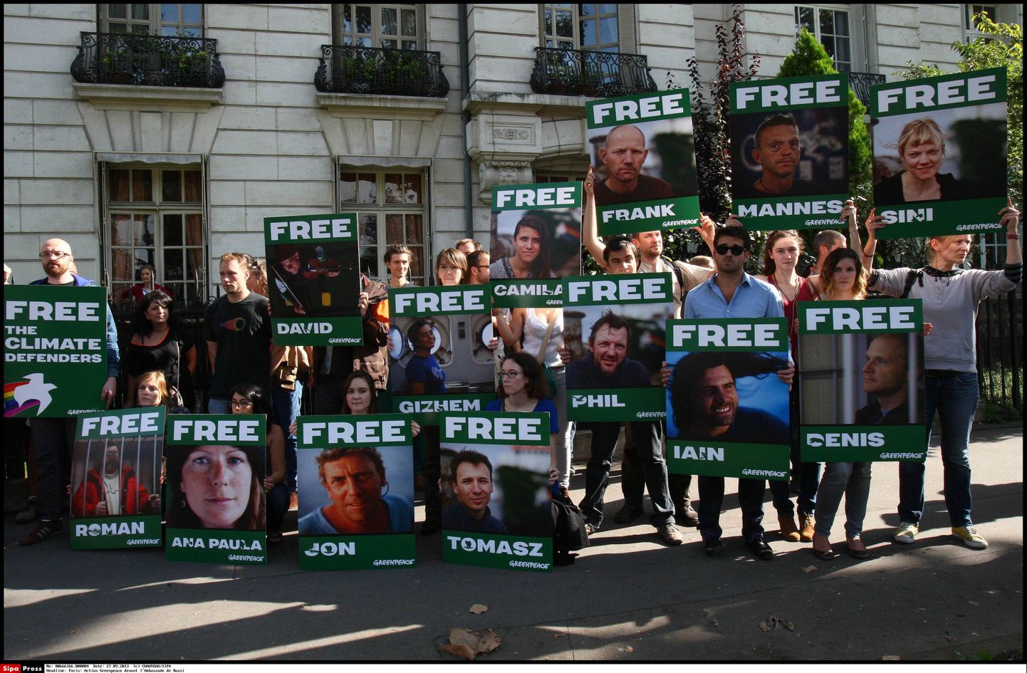 Greenpeace'i aktivistide vabastamiseks korraldanud aktsioon Venemaa saatkonna juures Pariisis 27. septembril.