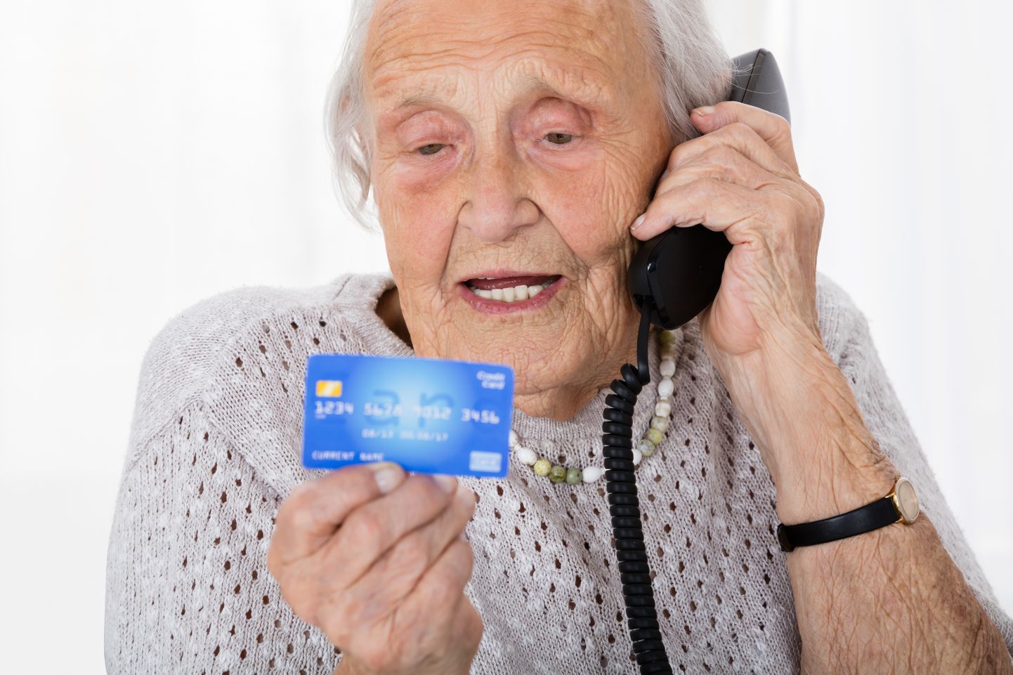 Lahkesti oma pangakonto andmete andmine võõrale võib olla märk dementsusest ka enne mäluprobleeme.