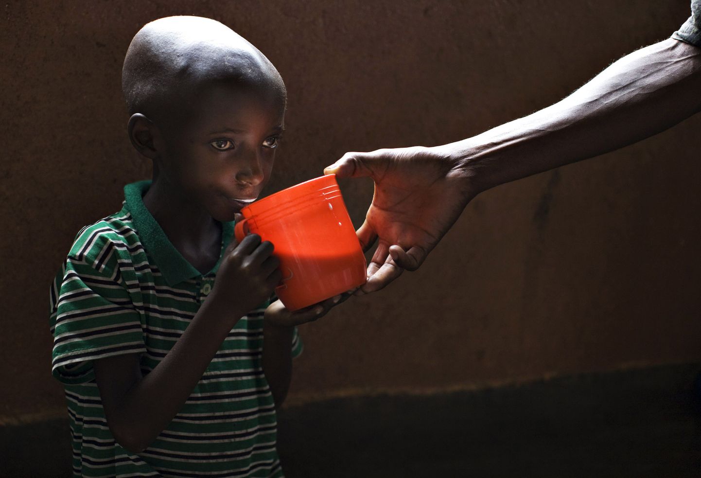 Üle miljardi inimese nälgib. Fotol Kongo Demokraatlikus Vabariigis elav alatoidetud üheksa-aastane Sadiki Basilaki, kellel katoliku kiriku heategevusprogrammi töötaja piima annab