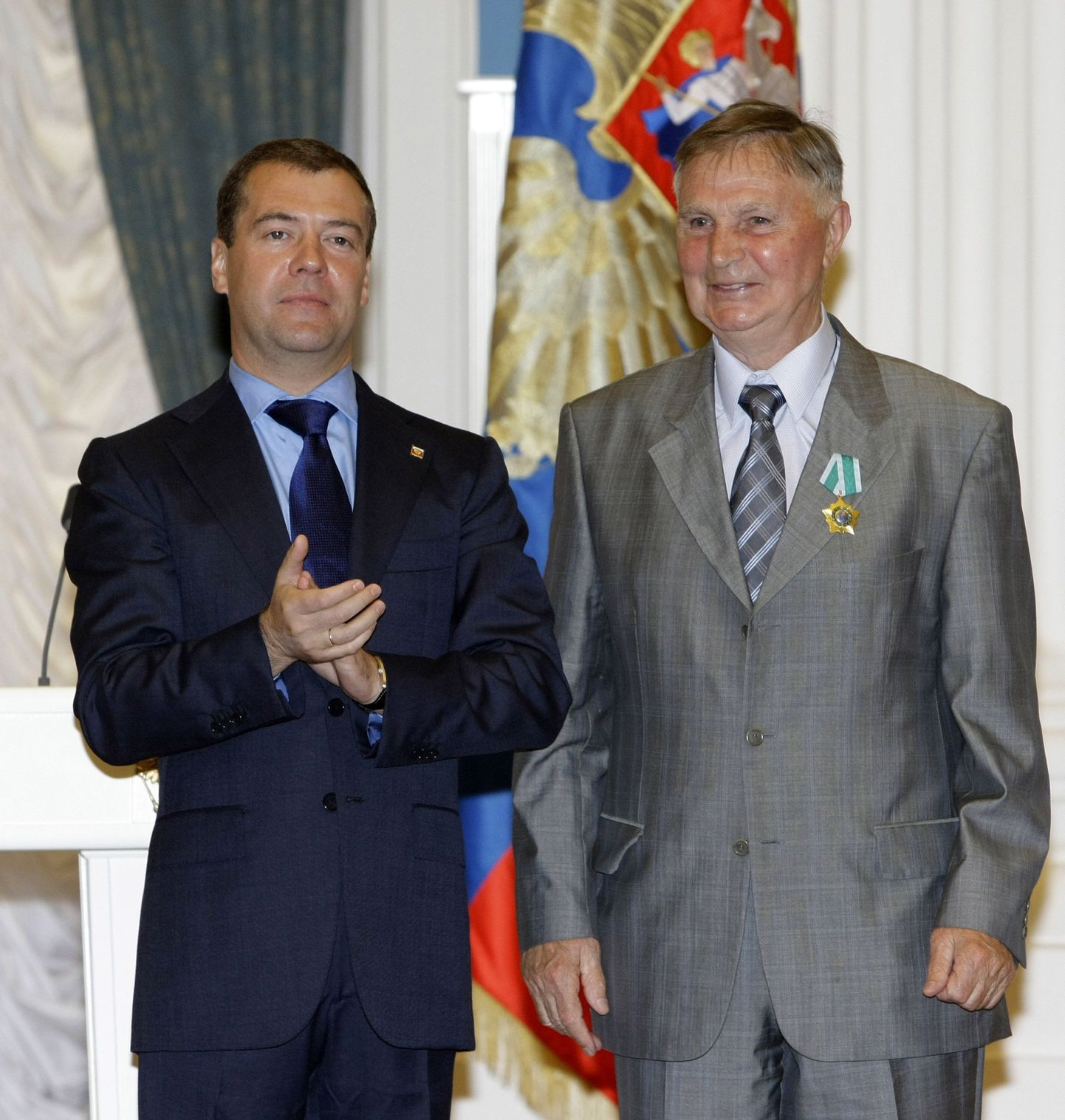 Дмитрий Медведев и Виктор Тихонов в 2010 году.