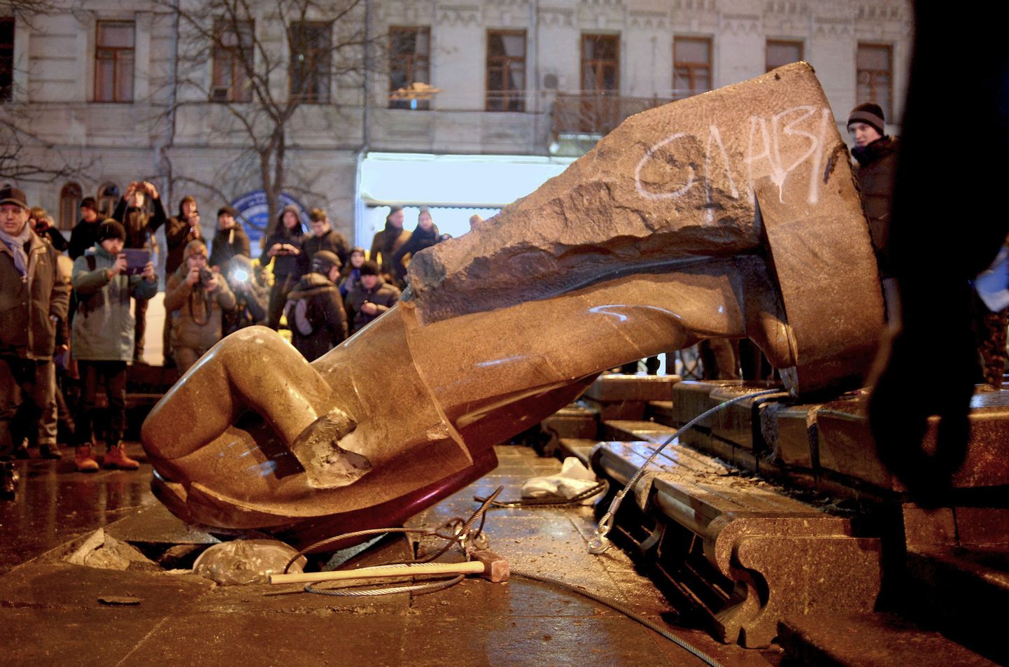 8. detsembril tõmbasid protestijad Kiievi kesklinnas samuti Lenini kuju postamendilt maha ja purustasid selle.