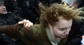 В России студентов вывезли на учения по разгону митингов, избили дубинками и закинули в автозак