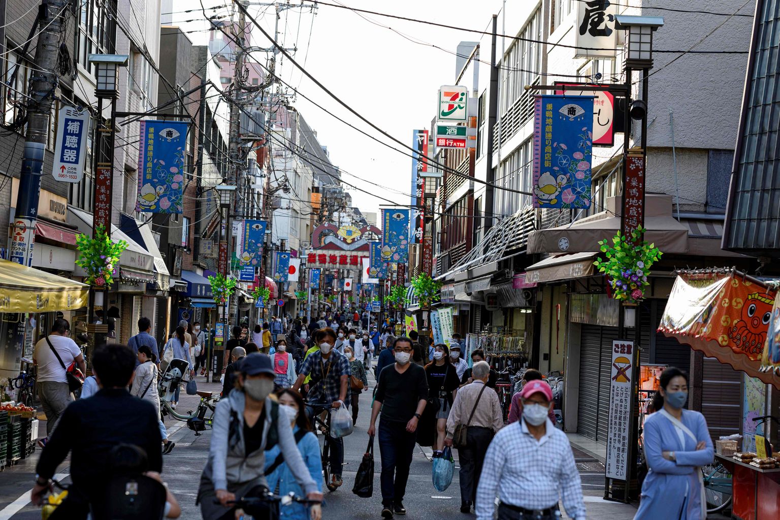 Kaitsemaskides inimesed Tokyo Sugamo piirkonnas.