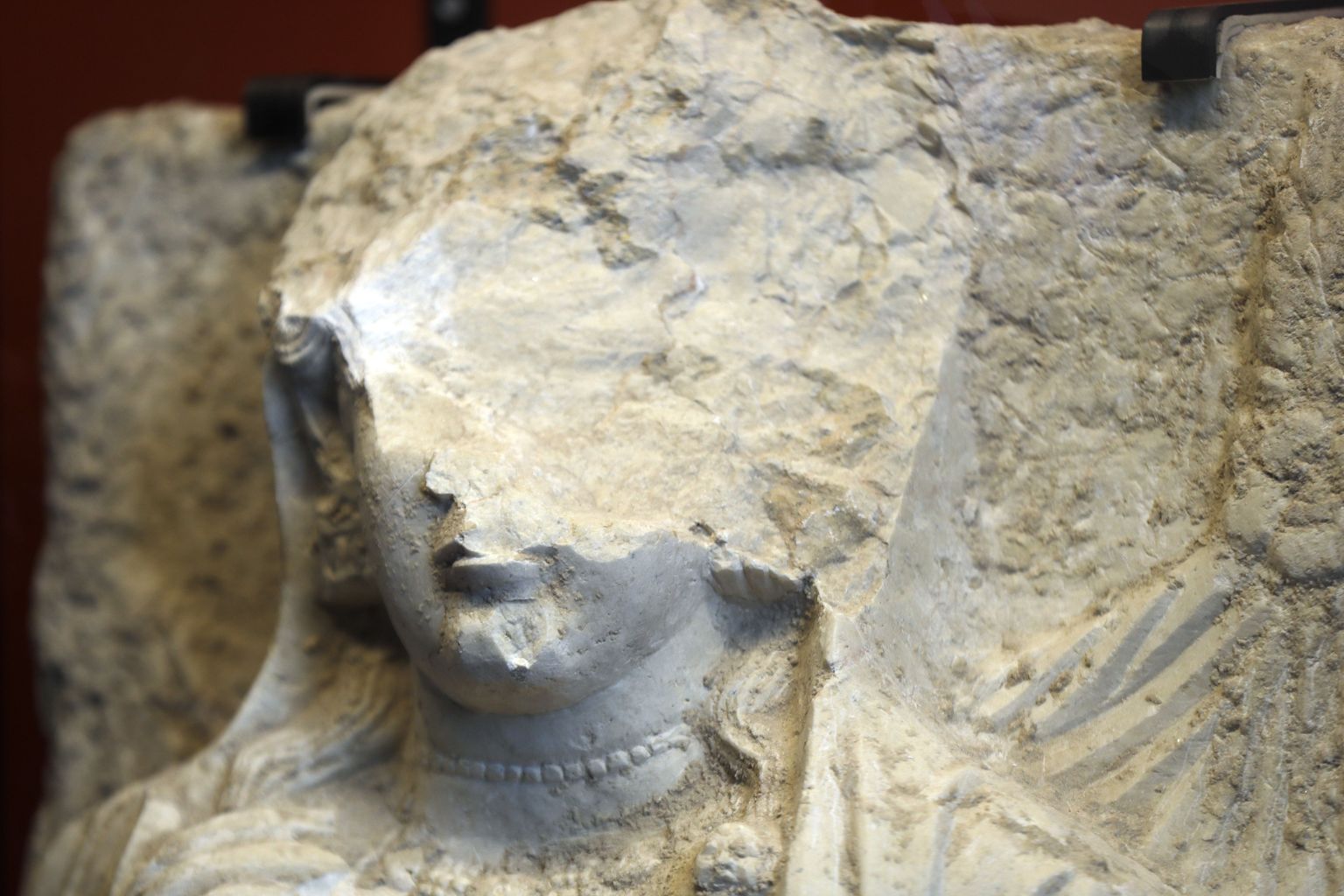 Detail osaliselt hävitatud büstist, mis pärineb 2. või 3. sajandist. Kuju võideti tagasi Islamiriigi valdusest ja asub hetkel Colosseumis.
