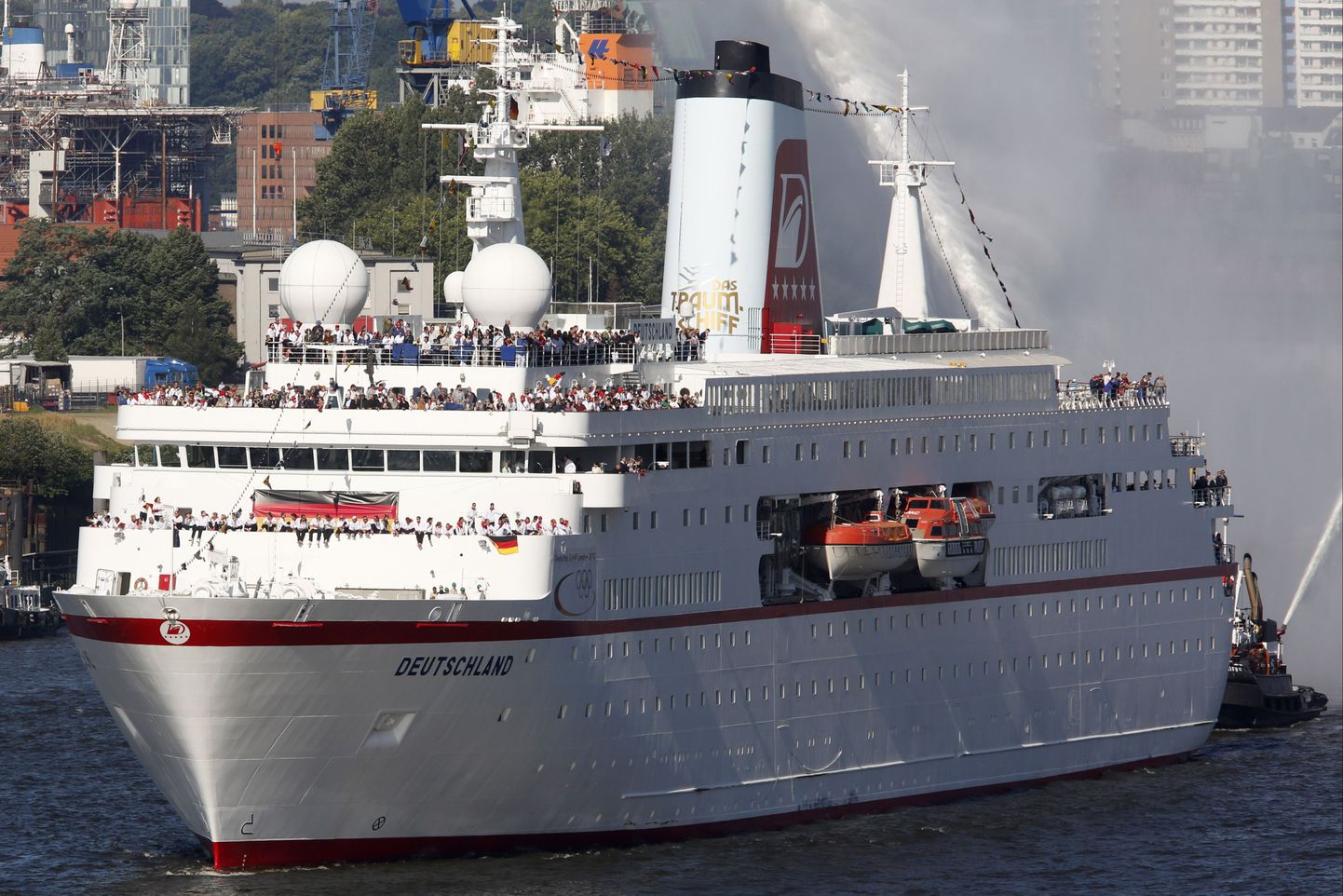 Ristluslaev Deutschland mullu suvel Londonis olümpiavõistlustel osalenutega Hamburgi sadamasse saabumas