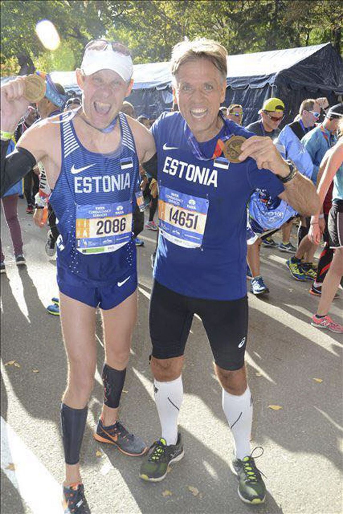 Roman Kusma (paremal) koos kaasjooksja Margus Pirksaarega mõned minutid peale finišit.