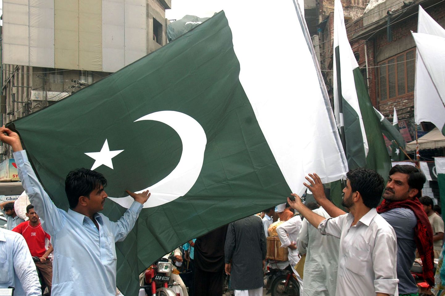 Iseseisvuspäevaks valmistuvad pakistanlased tassivad riigilippu.