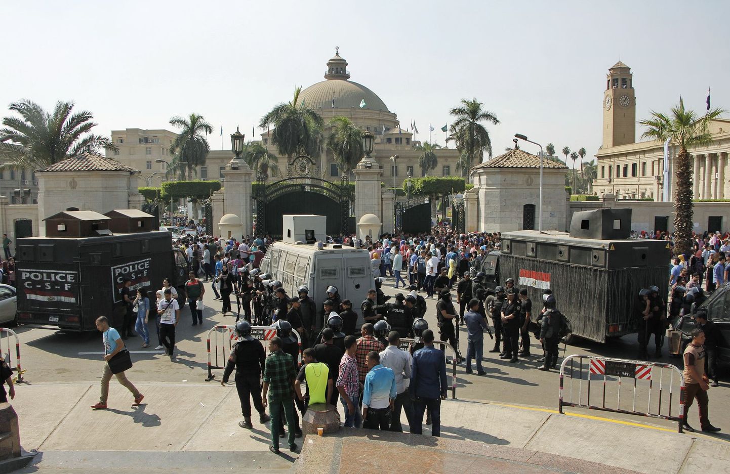 Politseinikud selle kuu keskpaigas Kairo ülikooli juures korda tagamas.