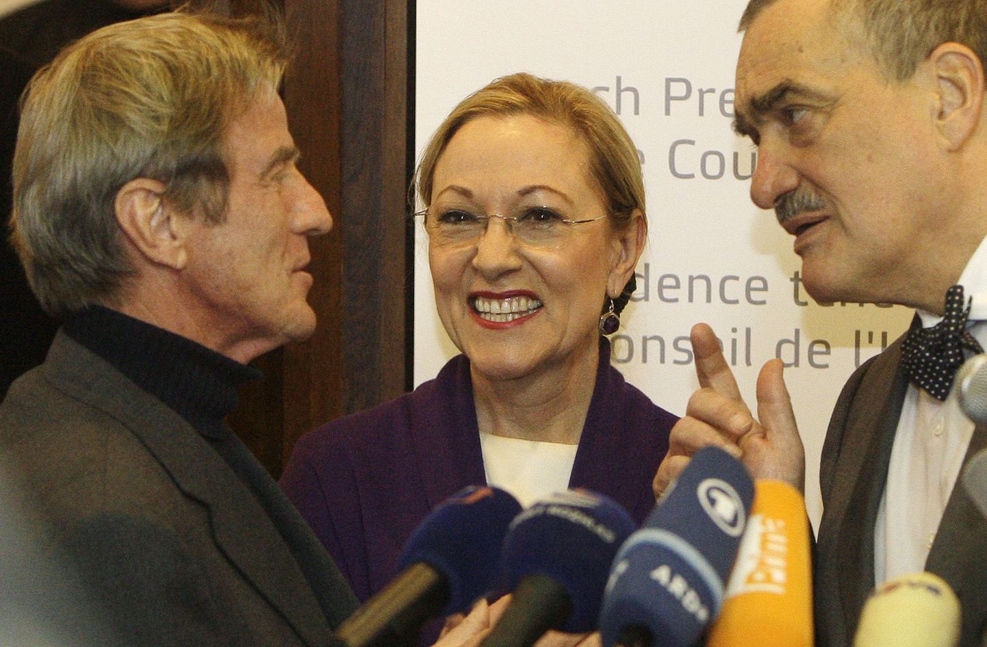 Euroopa Komisjoni välisasjade volinik Benita Ferrero-Waldner vestlemas Pranstsue välisministri Bernard Kouchneri (vasakul) ja Tšehhi välisministri Karel Schwarzenbergiga (paremal) enne viimaste lahkumist Lähis-Itta.